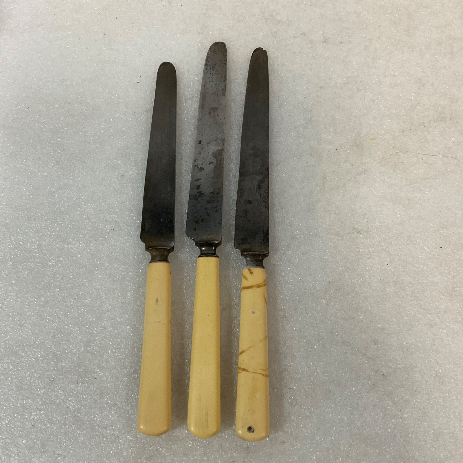 3pc Cream Handle Dinner Knives Flatware Lot 8in Worn Blades - Image 1