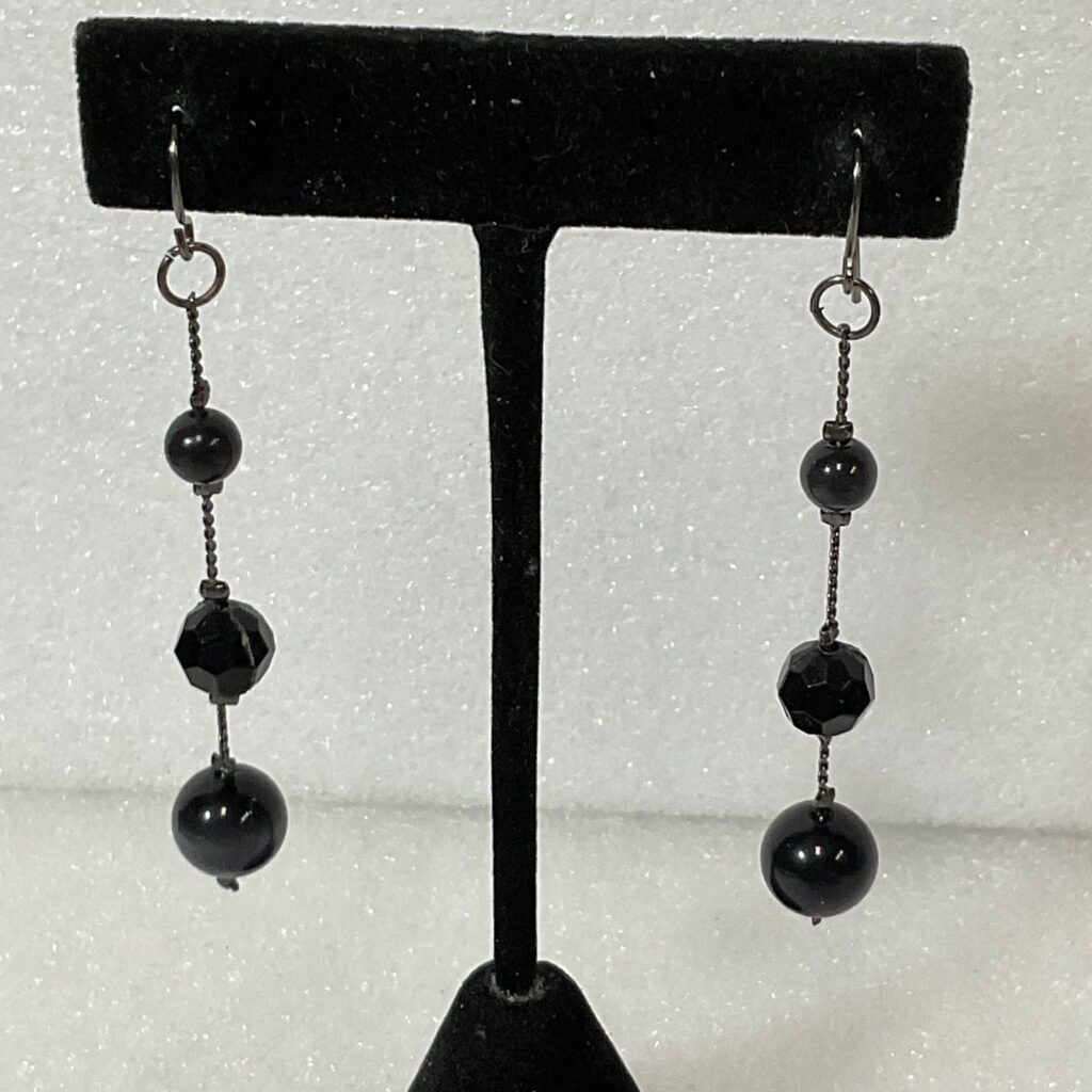 2.75in Black Beaded Dangle Earrings Faceted Glass &Round Beads 4.86g Lightweight - Image 1