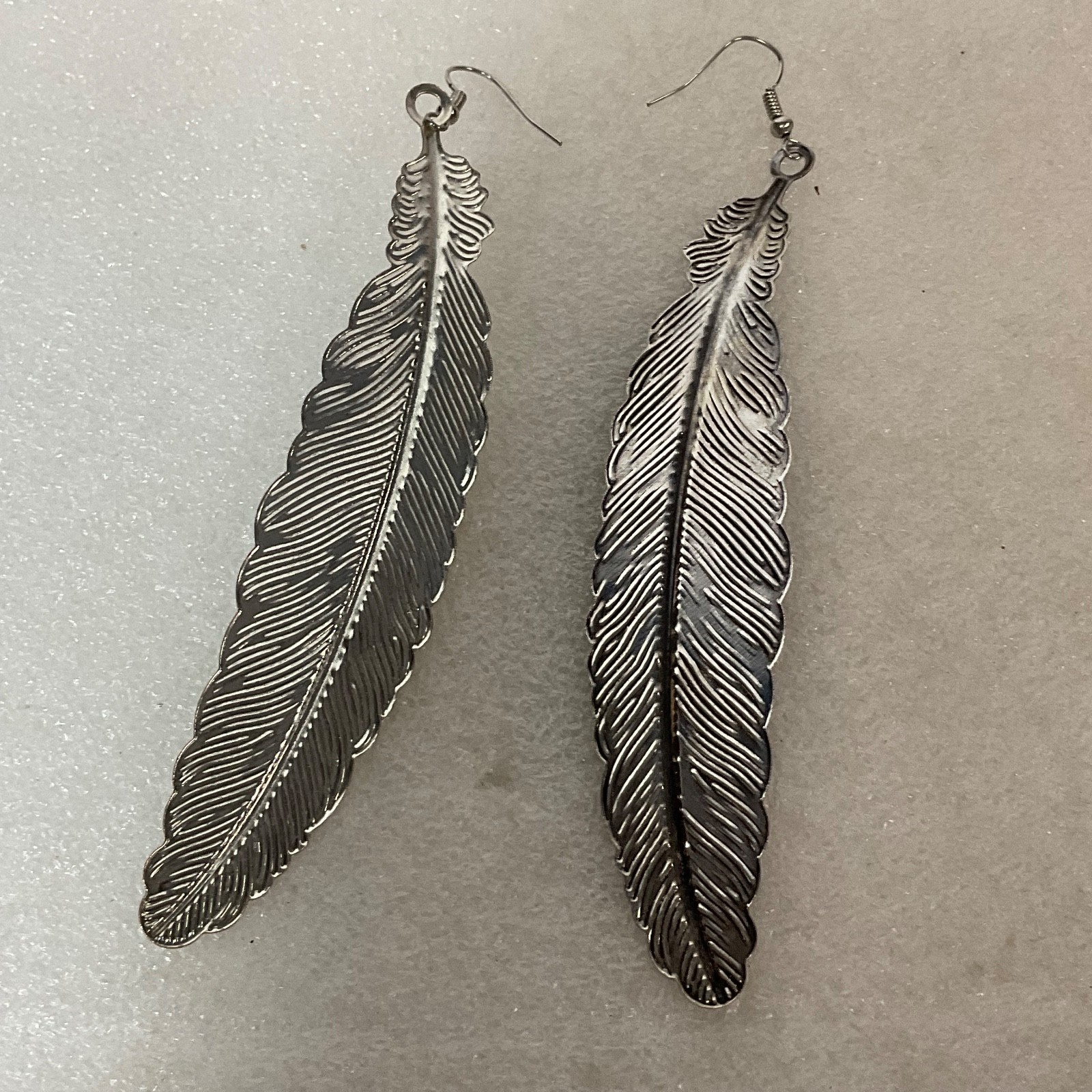 4in Silver Tone Feather Dangle Earrings 9.62g Boho Western Statement Jewelry - Image 1