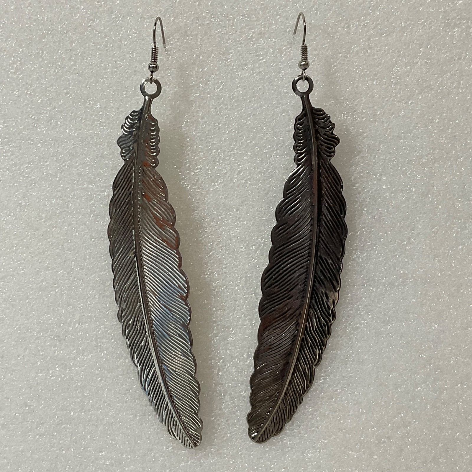 4in Silver Tone Feather Dangle Earrings 9.62g Boho Western Statement Jewelry - Image 2