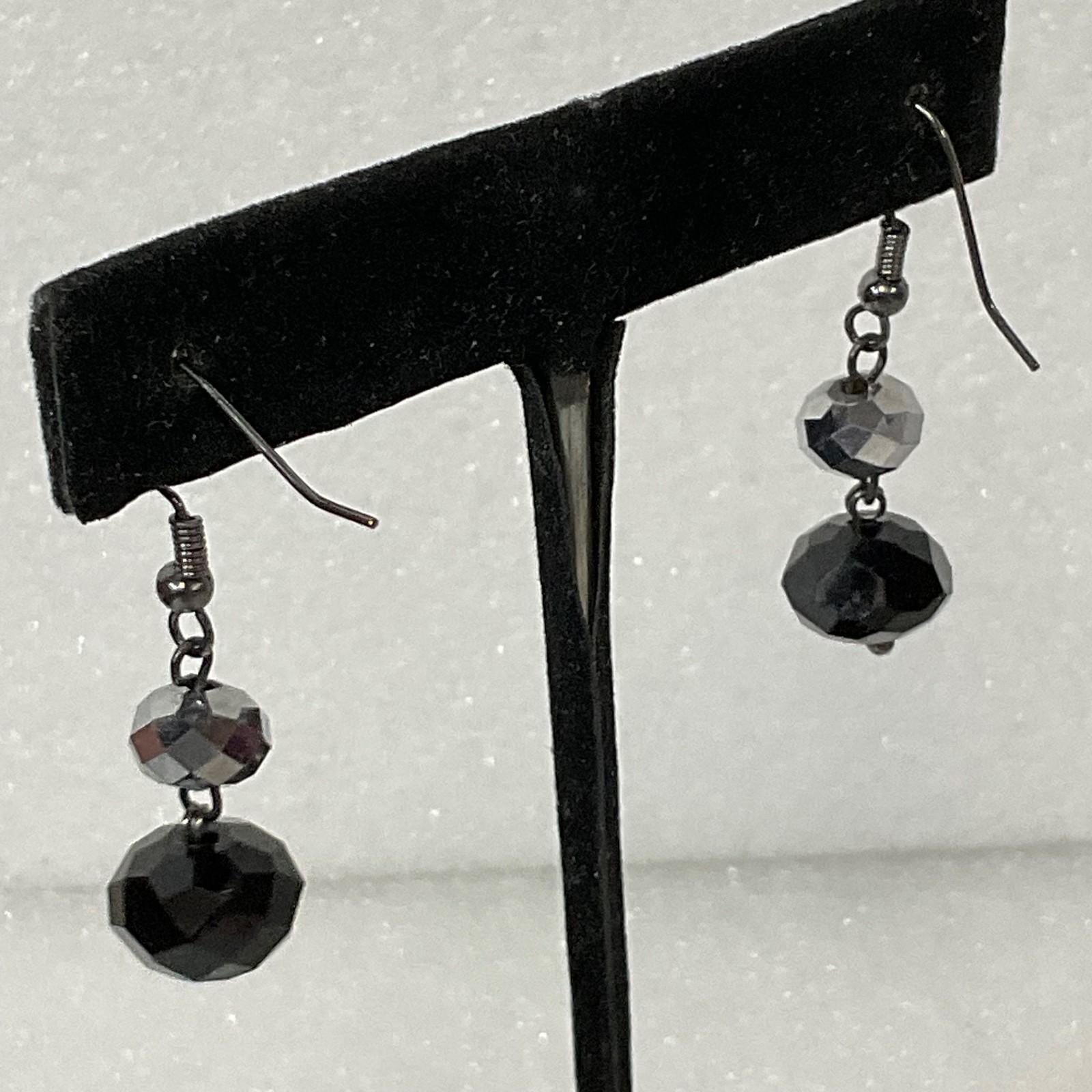 1.25in Black & Silver Faceted Bead Dangle Earrings 4.09g Elegant Drop Jewelry - Image 5