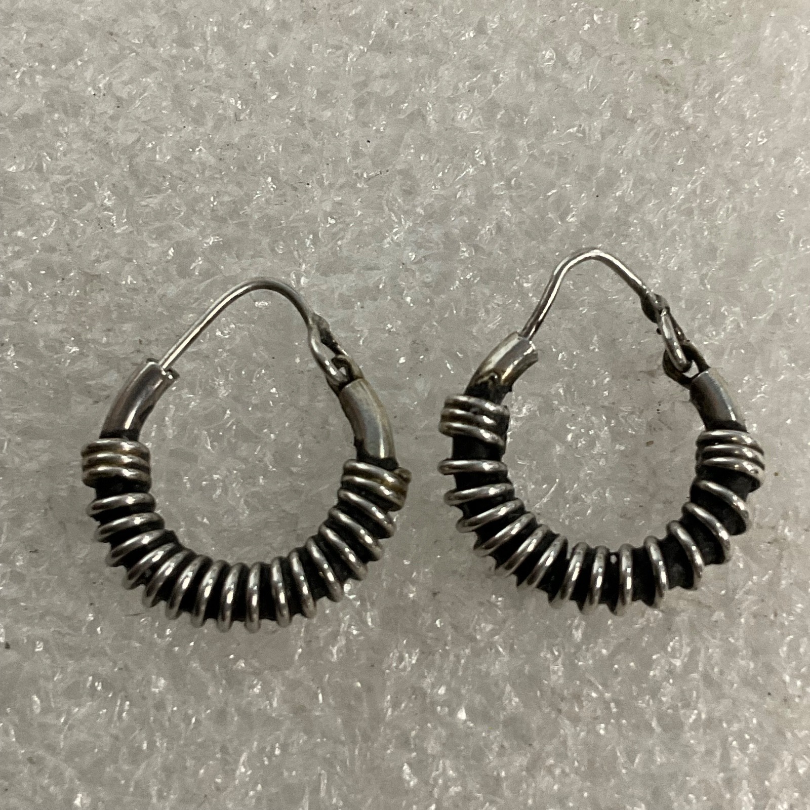 Vintage Silver Tone Coil Hoop Earrings 1in Lightweight Fashion Jewelry 1.82g - Image 2