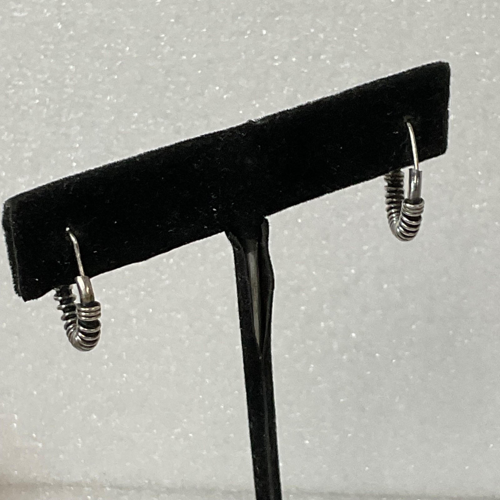 Vintage Silver Tone Coil Hoop Earrings 1in Lightweight Fashion Jewelry 1.82g - Image 4