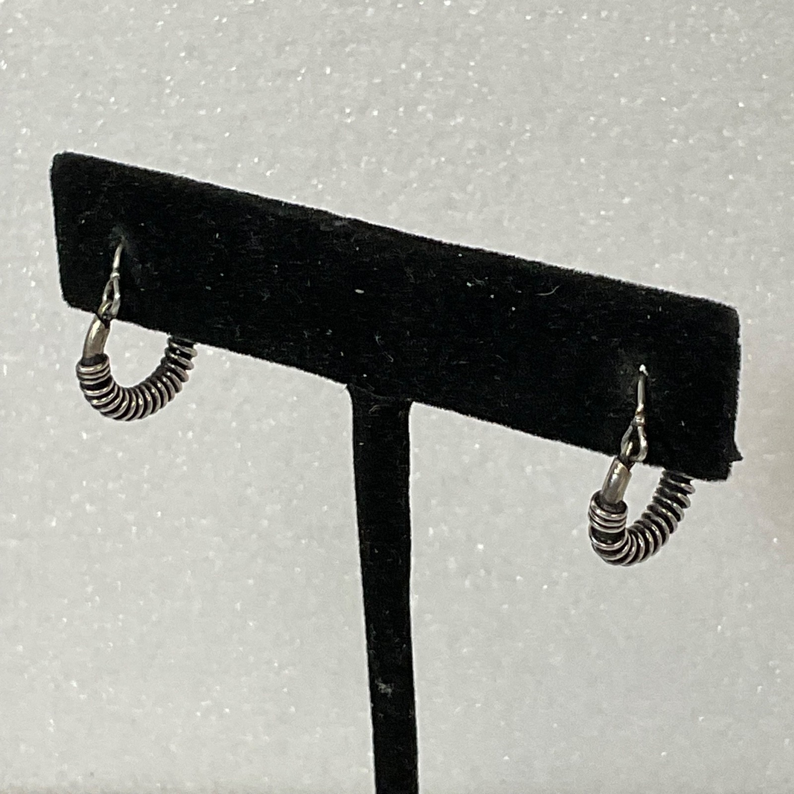 Vintage Silver Tone Coil Hoop Earrings 1in Lightweight Fashion Jewelry 1.82g - Image 1