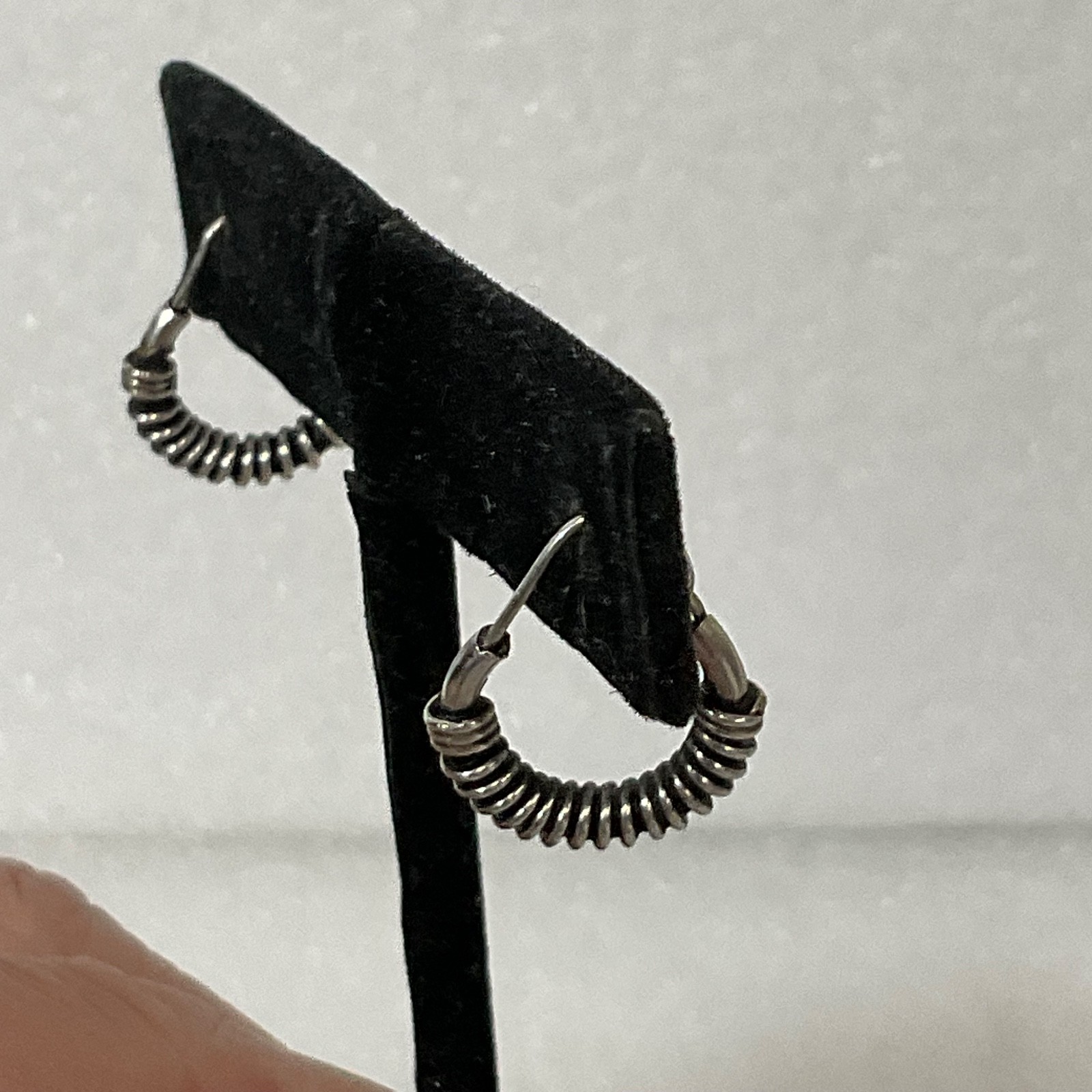 Vintage Silver Tone Coil Hoop Earrings 1in Lightweight Fashion Jewelry 1.82g - Image 5