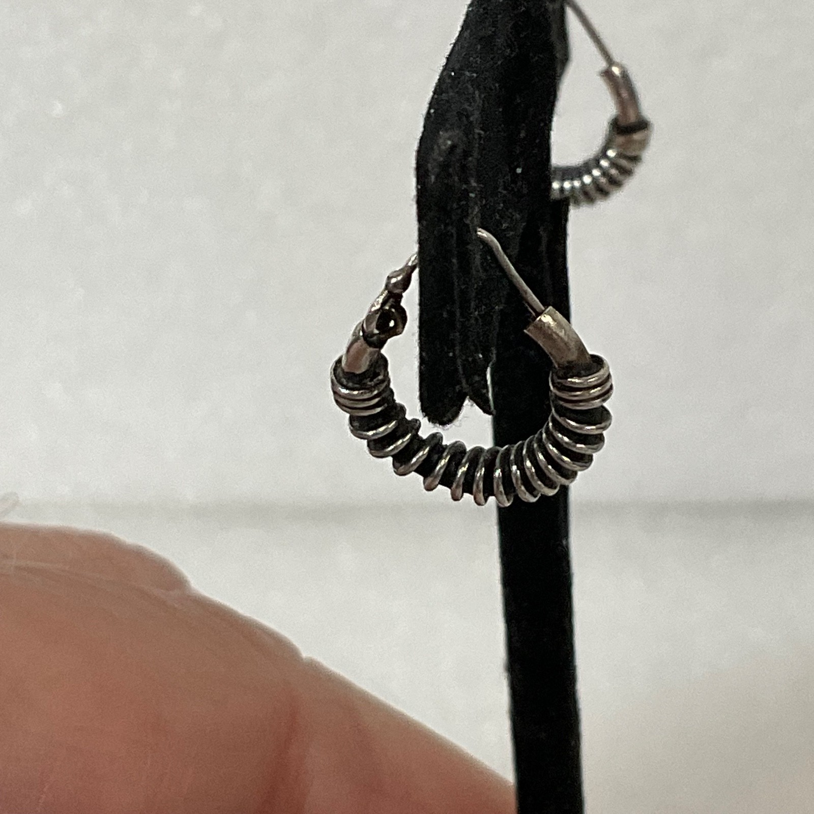 Vintage Silver Tone Coil Hoop Earrings 1in Lightweight Fashion Jewelry 1.82g - Image 6
