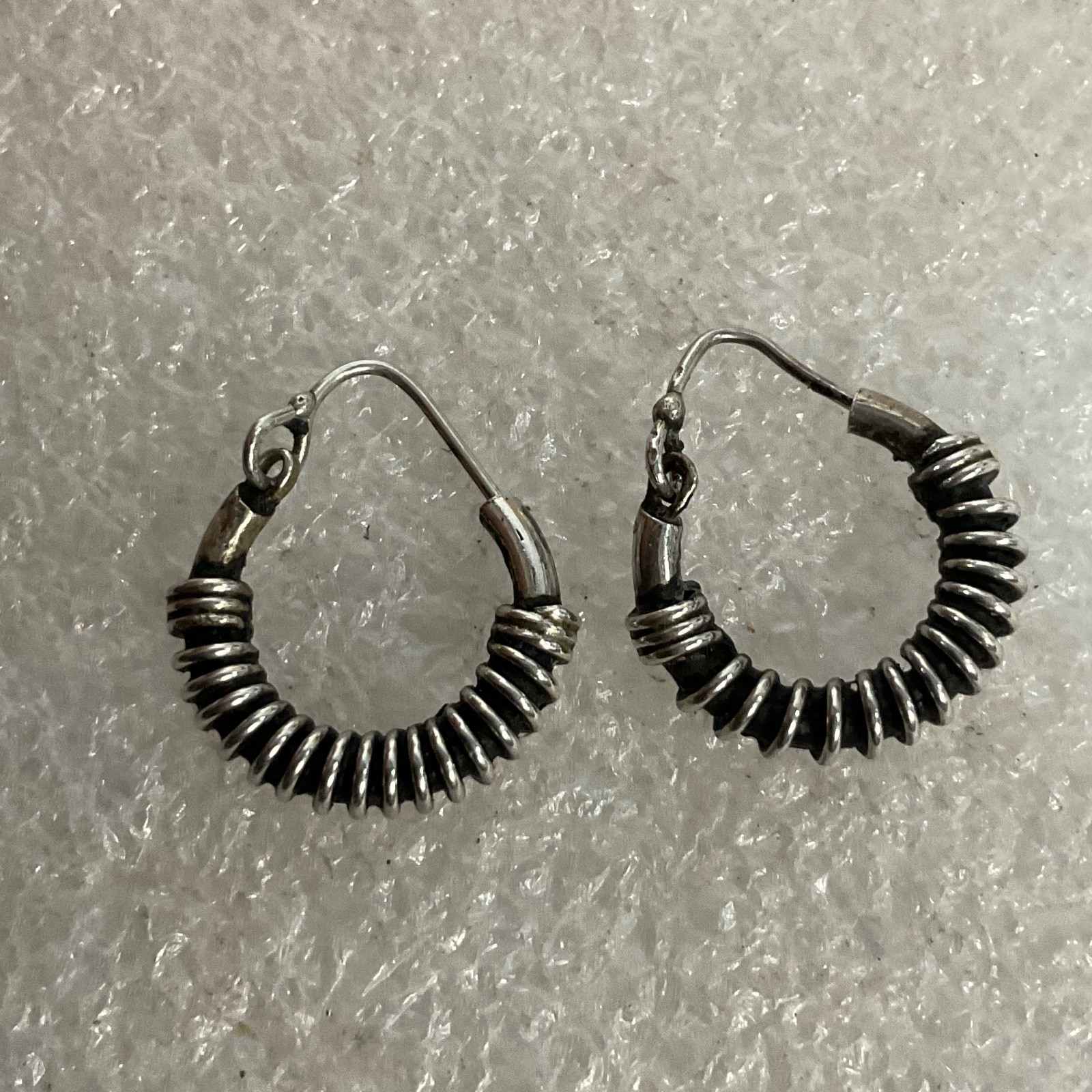 Vintage Silver Tone Coil Hoop Earrings 1in Lightweight Fashion Jewelry 1.82g - Image 9