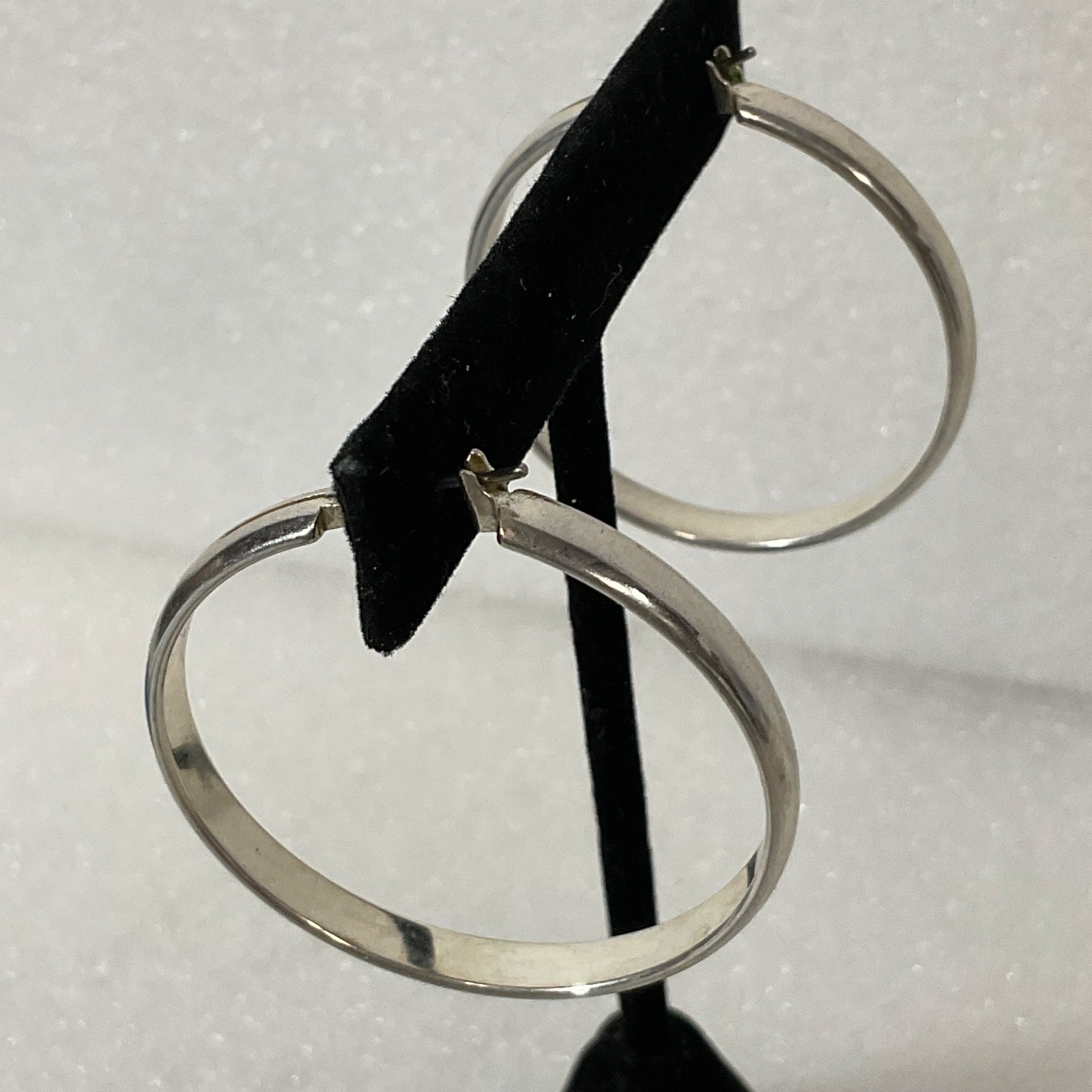 2.25in Silver Tone Hoop Earrings 13.23g Classic Round Fashion Jewelry - Image 4