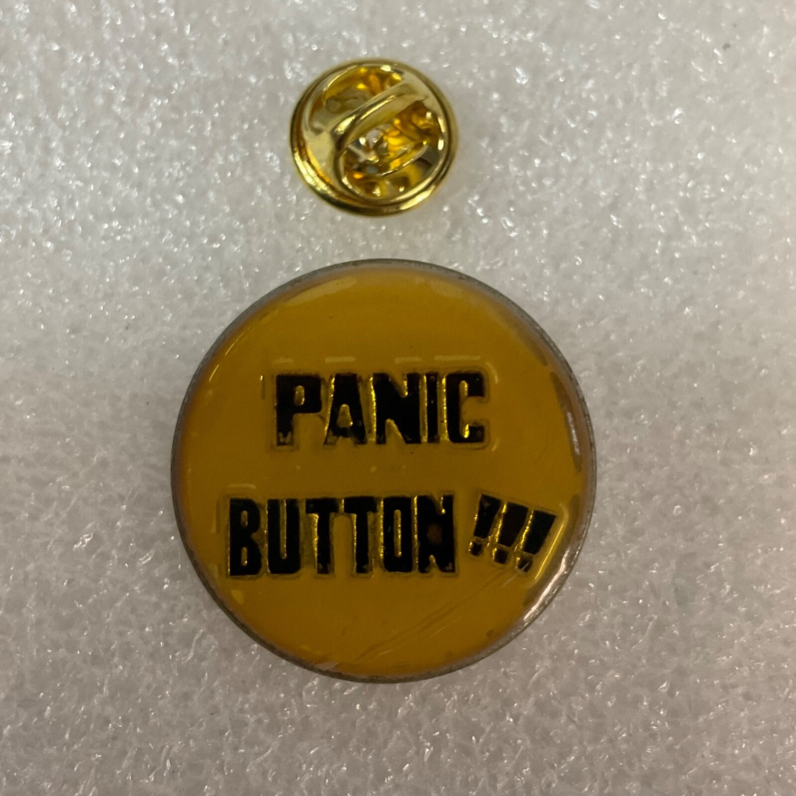 Panic Button !!! 1” Round Pin Metal Enamel Vintage GnuCollectibles - Image 2