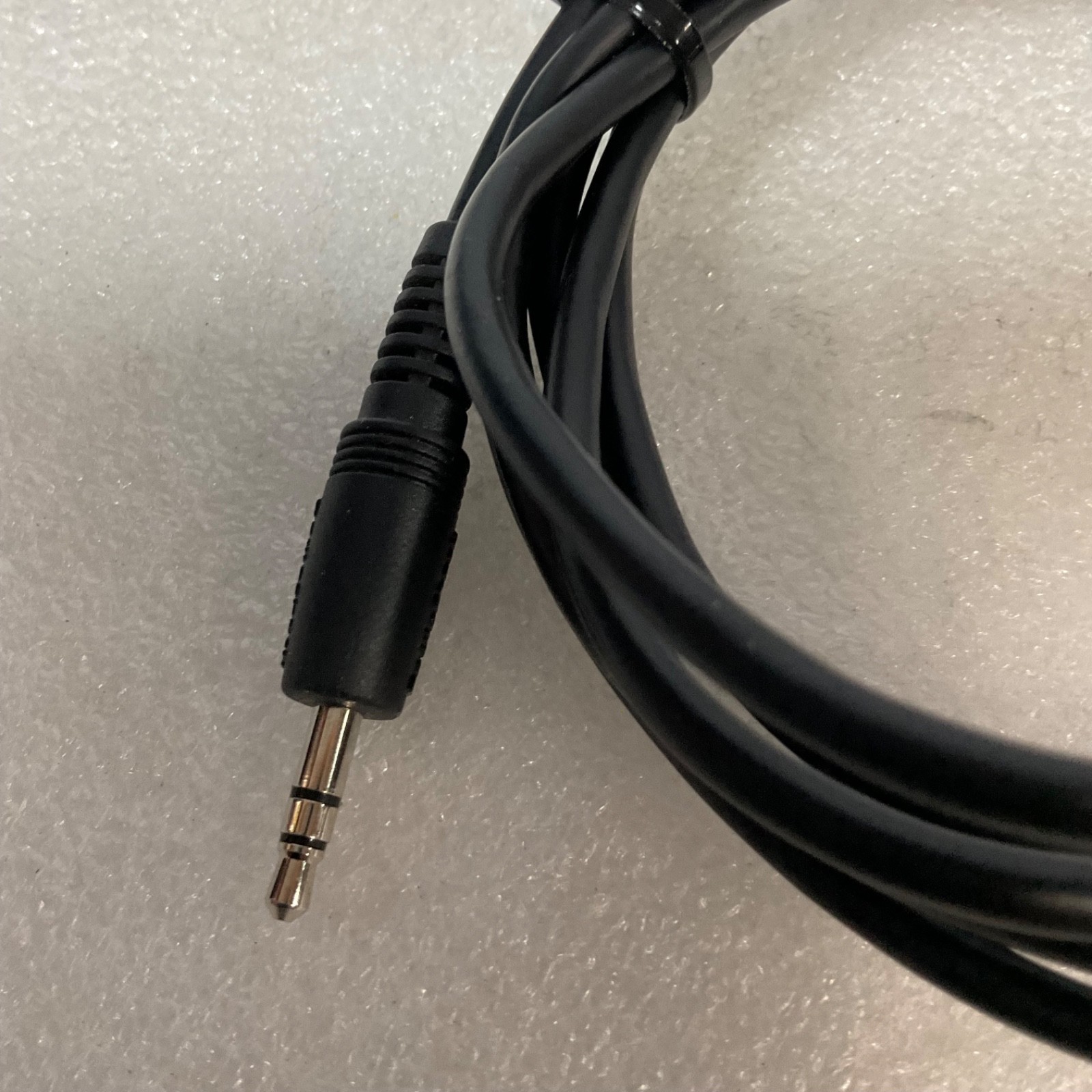 RadioShack 3.5mm TRS Male to Male Audio Cable Black 72 in - Image 3