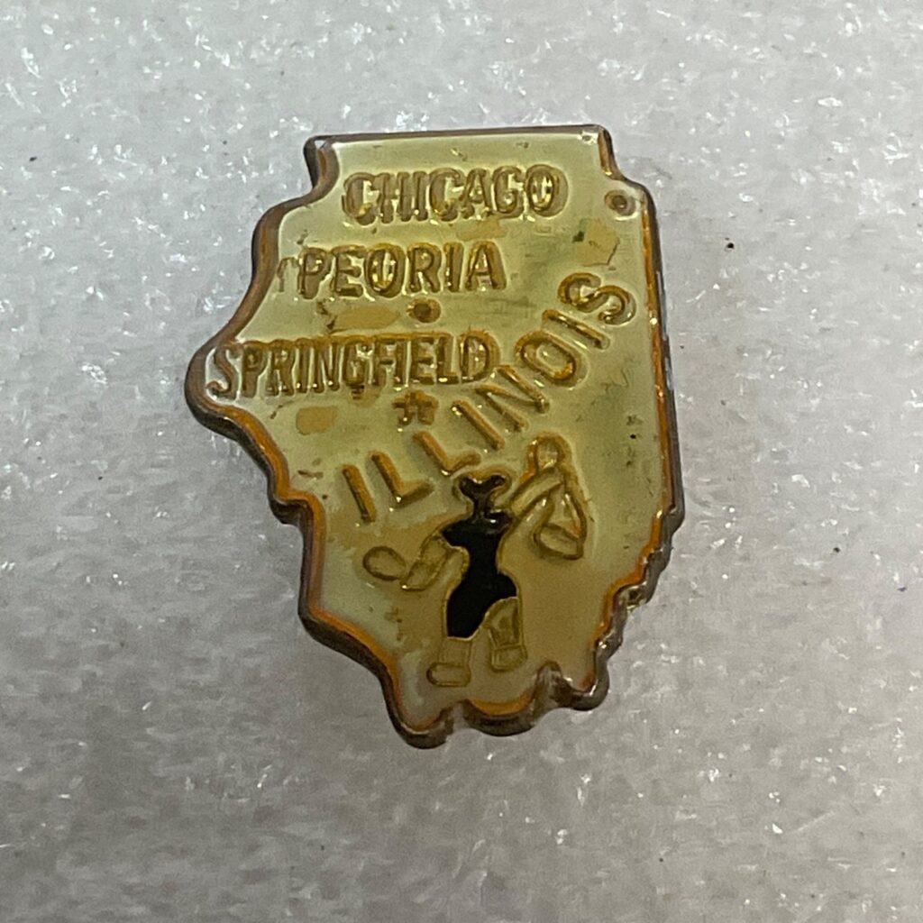 Vintage Illinois State Souvenir Pin Chicago Peoria Springfield Map Shape Enamel - Image 1