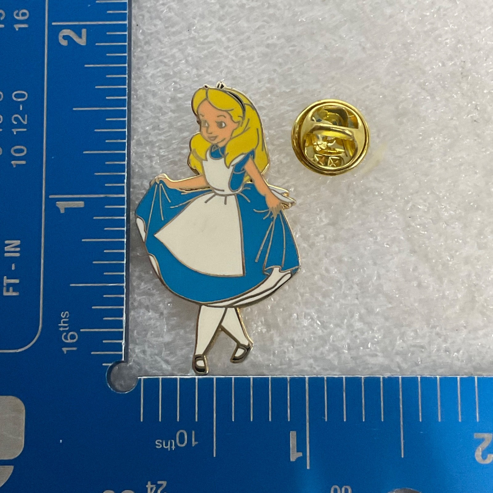 Disney Alice in Wonderland 1.75in Enamel Pin 2002 Gold Tone Collectible - Image 3