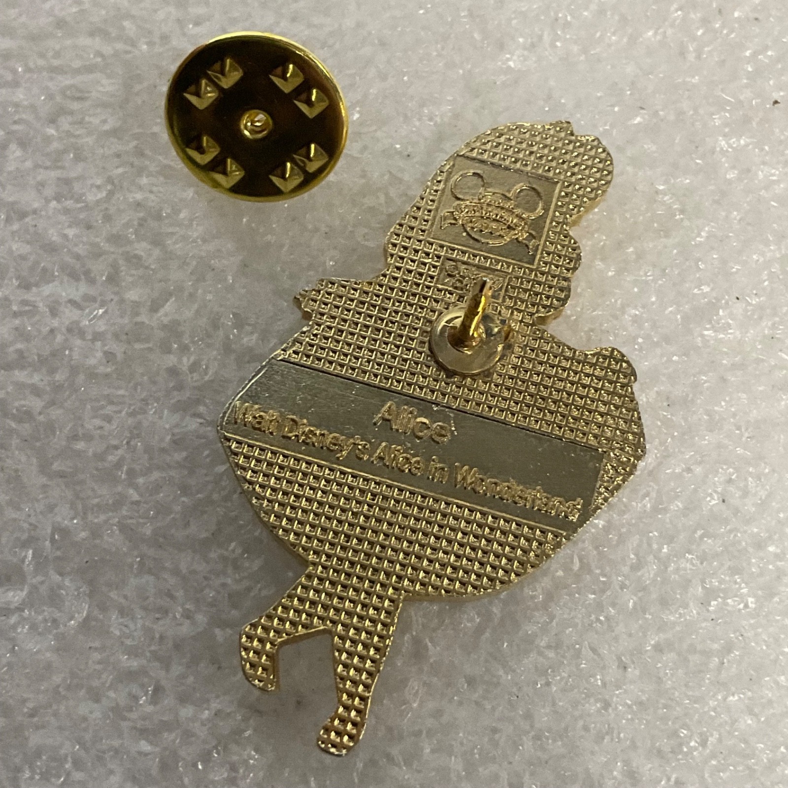 Disney Alice in Wonderland 1.75in Enamel Pin 2002 Gold Tone Collectible - Image 4