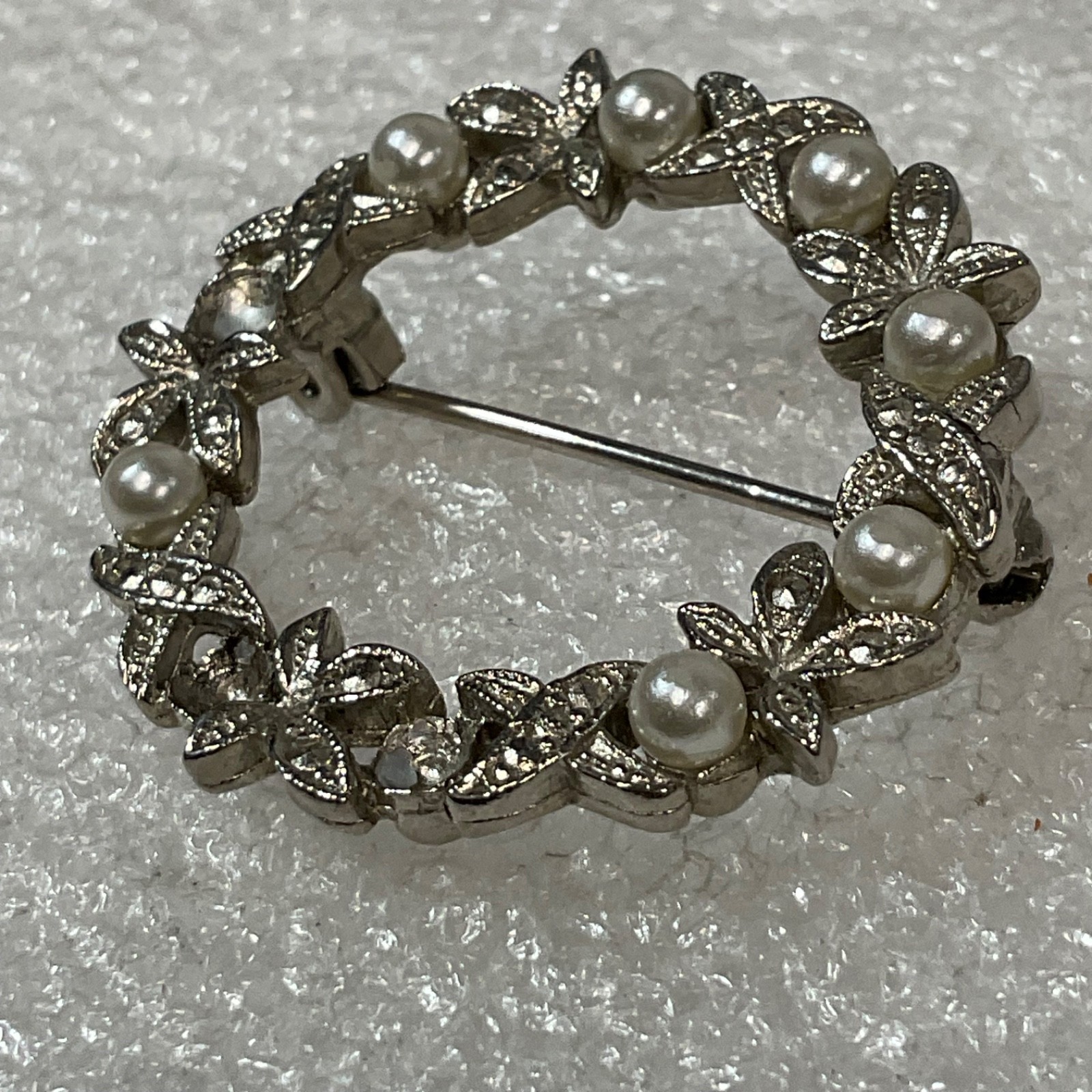 Vintage Silver Tone Circle Brooch Faux Pearls Marcasite Leaf Design Pin - Image 4