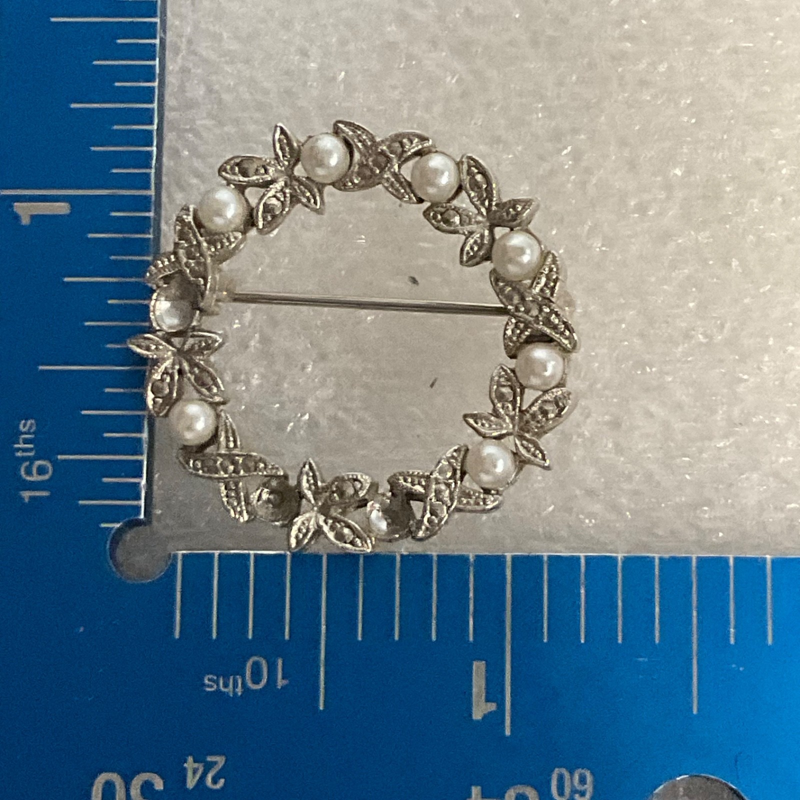 Vintage Silver Tone Circle Brooch Faux Pearls Marcasite Leaf Design Pin - Image 3