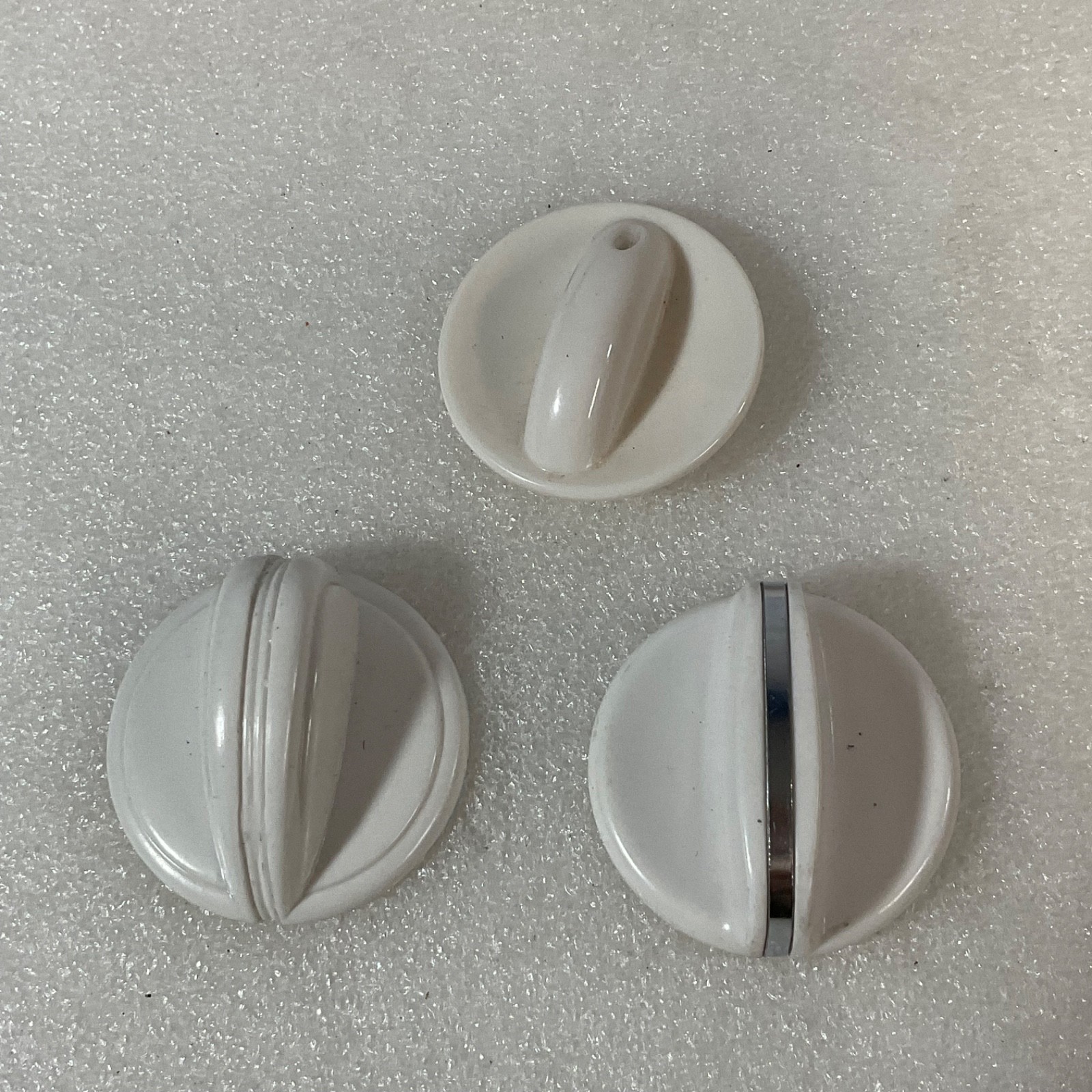 Lot of 3 White Appliance Control Knobs Plastic Mixed Styles 1.75 in - Image 1