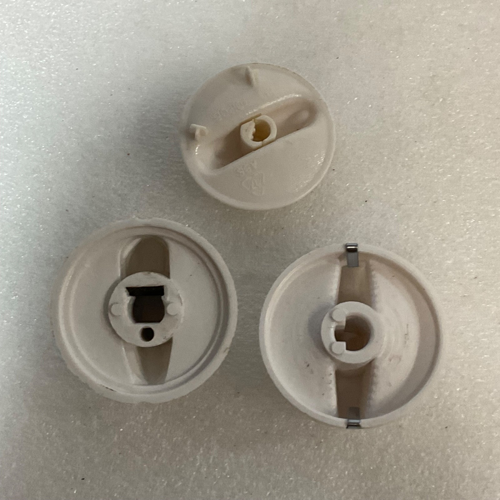 Lot of 3 White Appliance Control Knobs Plastic Mixed Styles 1.75 in - Image 2
