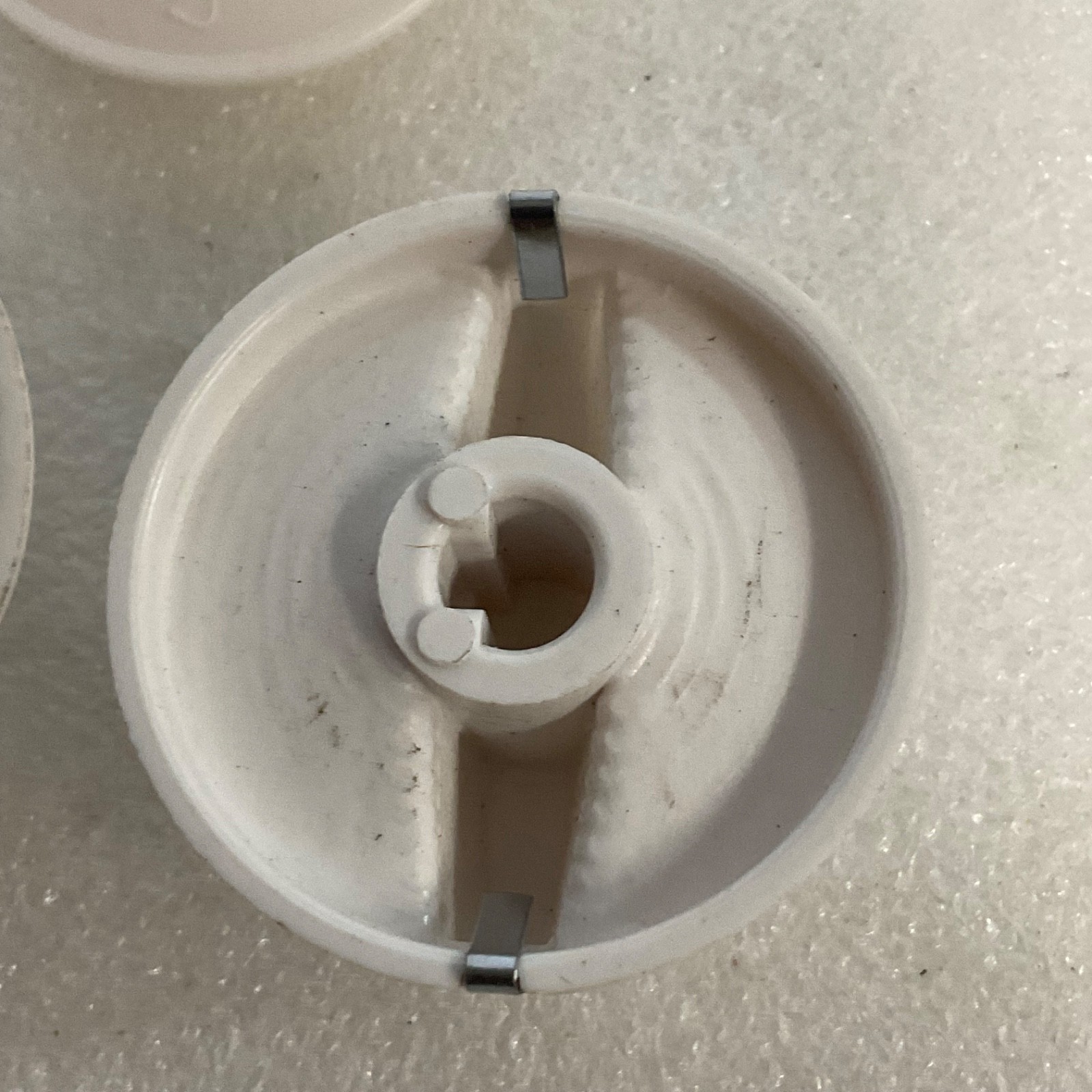 Lot of 3 White Appliance Control Knobs Plastic Mixed Styles 1.75 in - Image 3