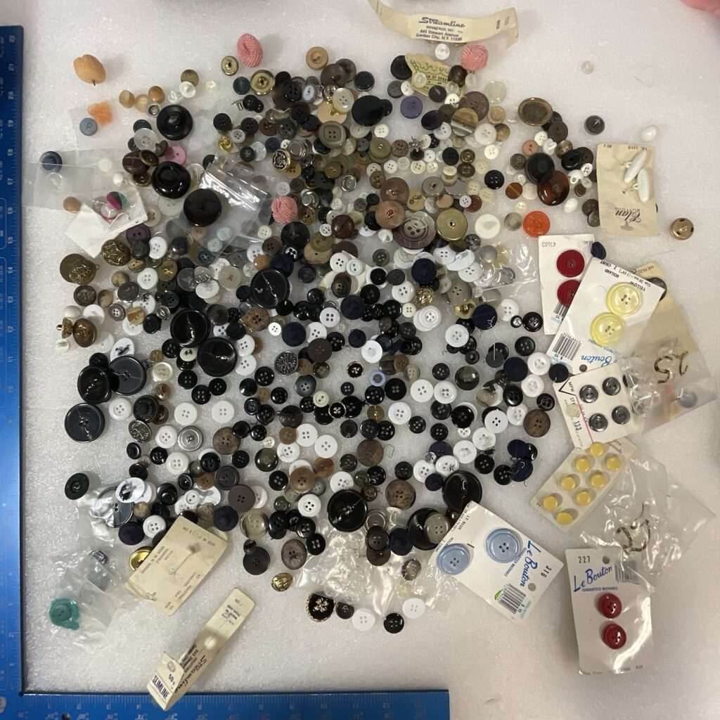 Vintage Button Lot 1 Pound 7 Ounces Mixed Lot - Image 1