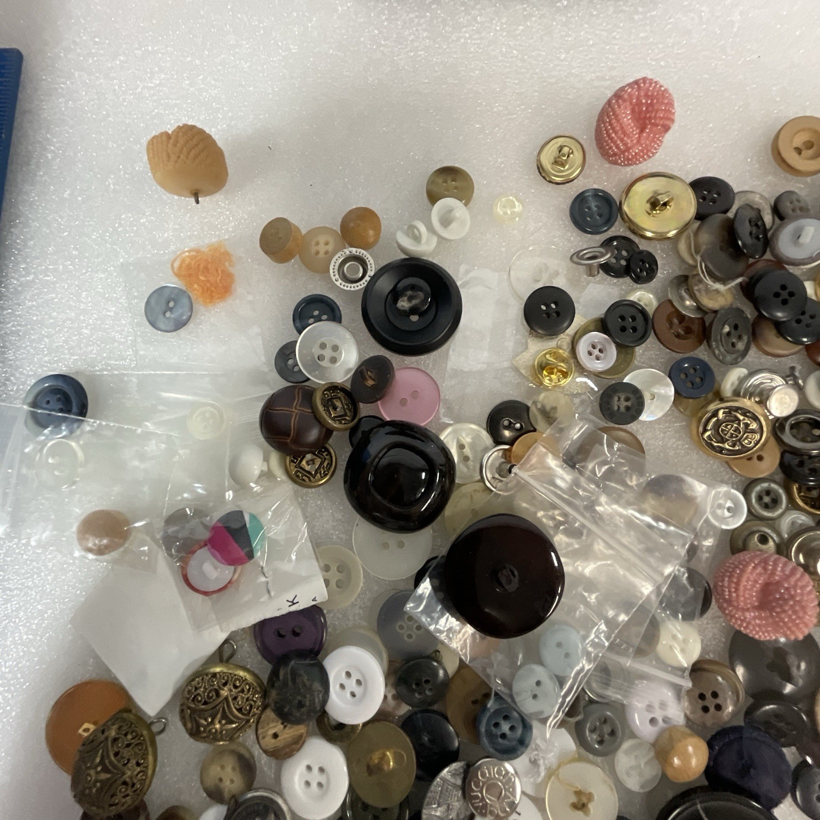Vintage Button Lot 1 Pound 7 Ounces Mixed Lot - Image 2