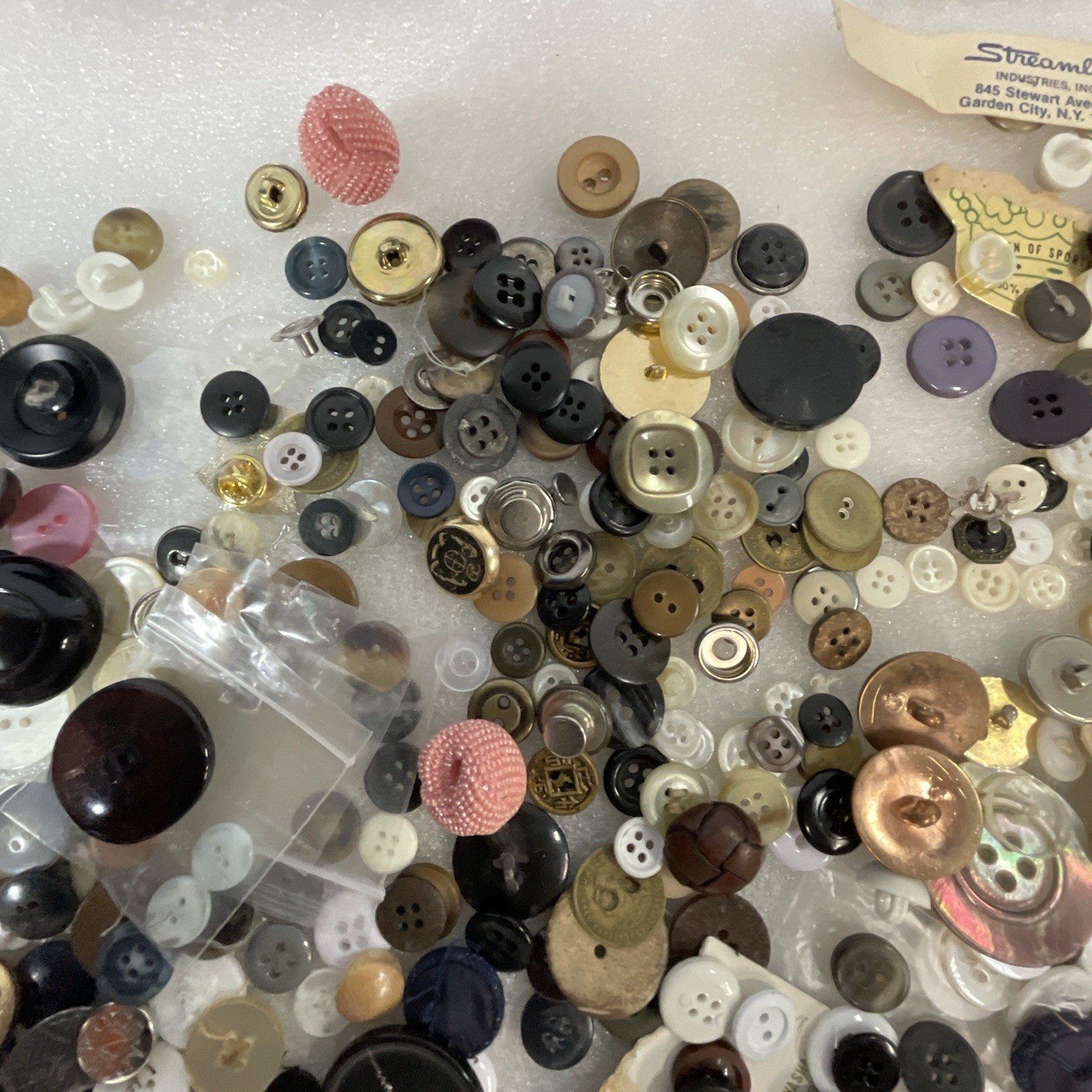 Vintage Button Lot 1 Pound 7 Ounces Mixed Lot - Image 3