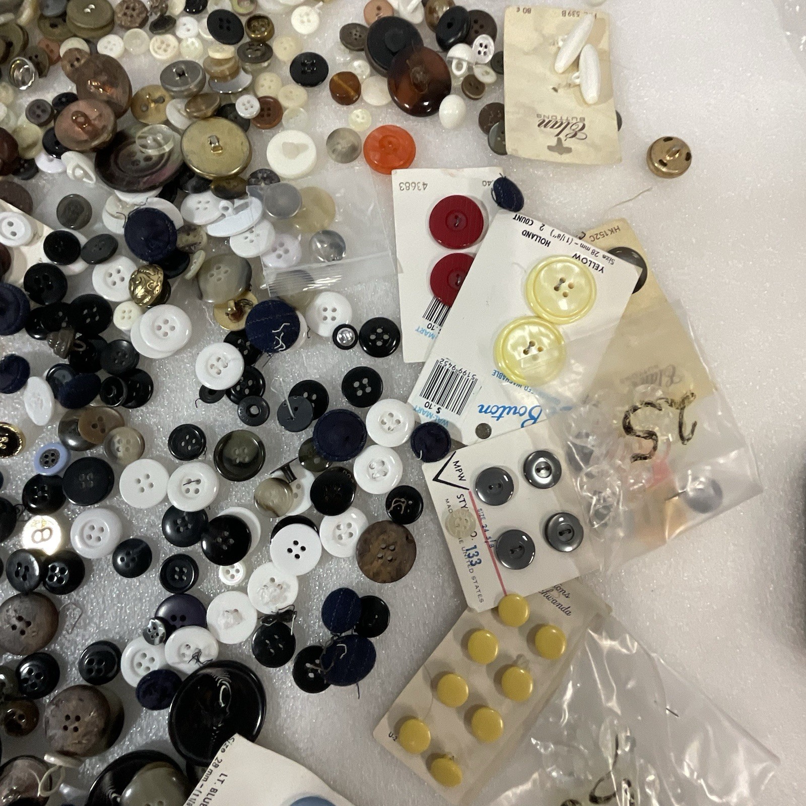 Vintage Button Lot 1 Pound 7 Ounces Mixed Lot - Image 5