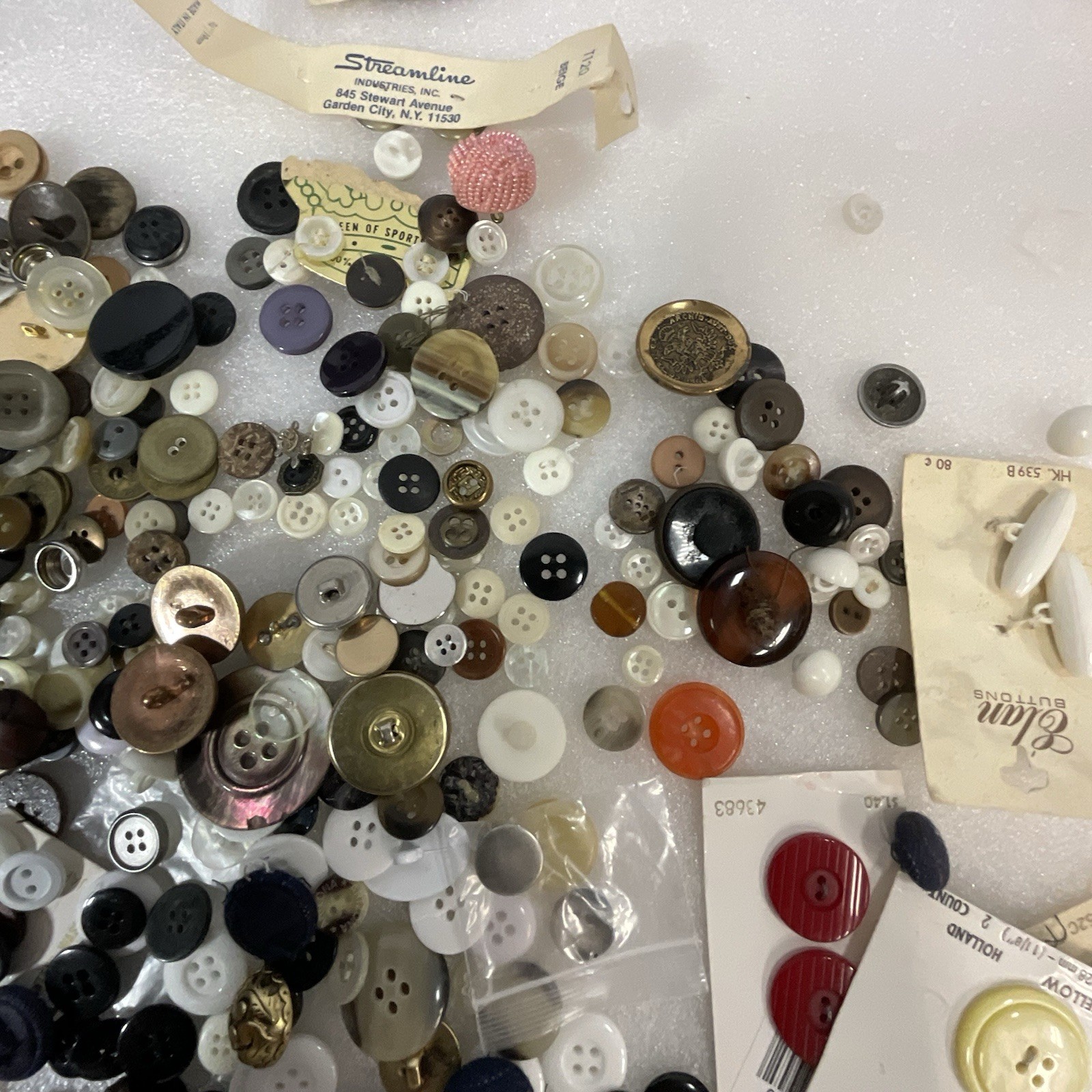 Vintage Button Lot 1 Pound 7 Ounces Mixed Lot - Image 4