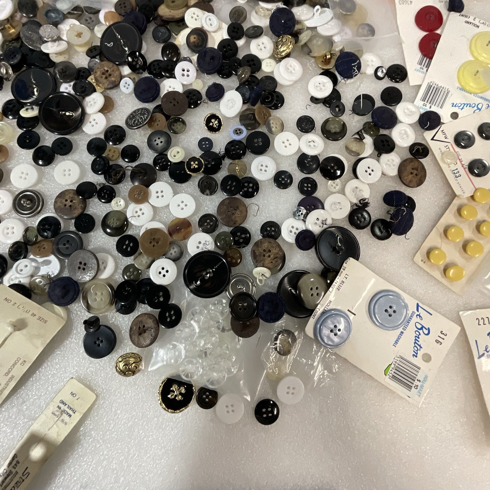 Vintage Button Lot 1 Pound 7 Ounces Mixed Lot - Image 7
