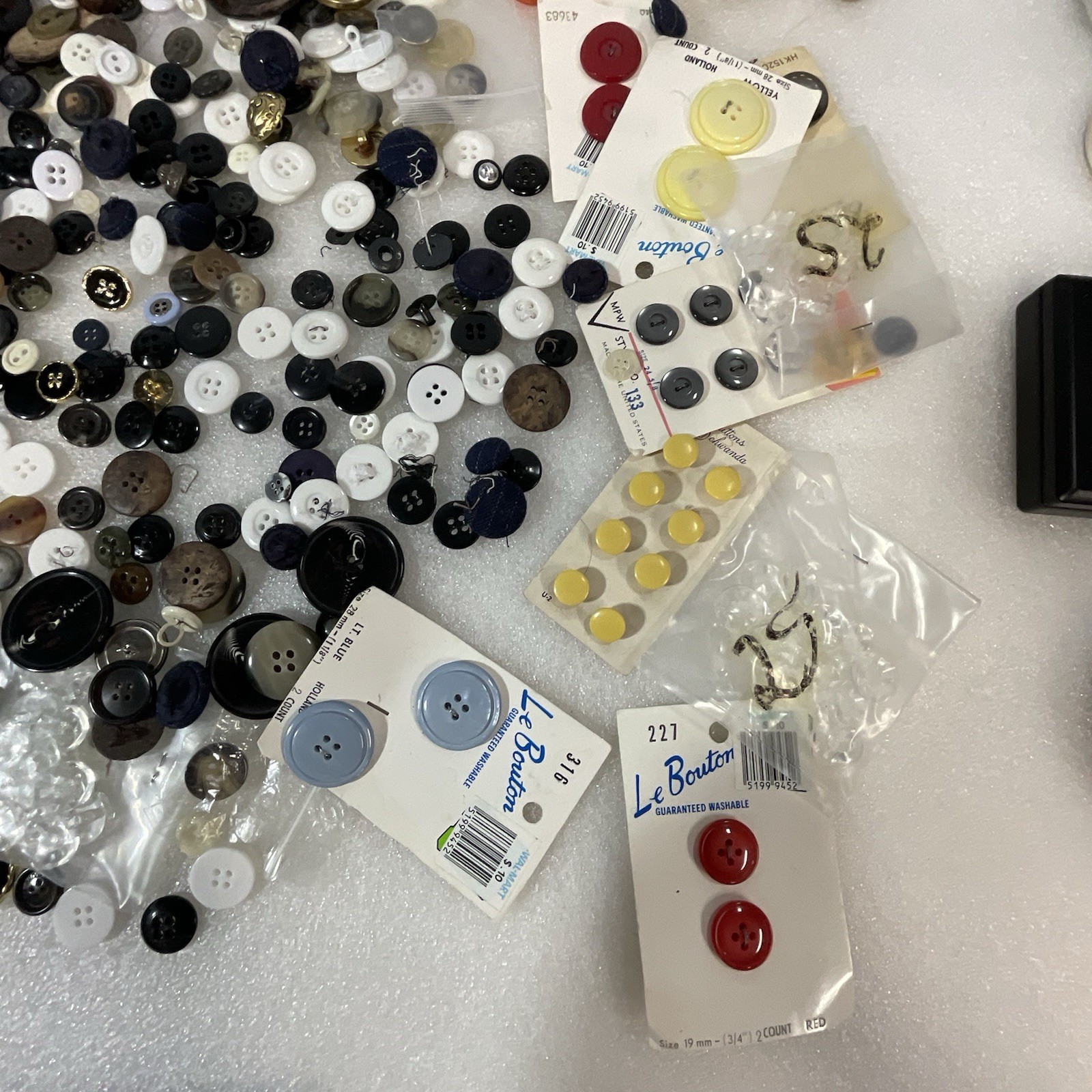 Vintage Button Lot 1 Pound 7 Ounces Mixed Lot - Image 6