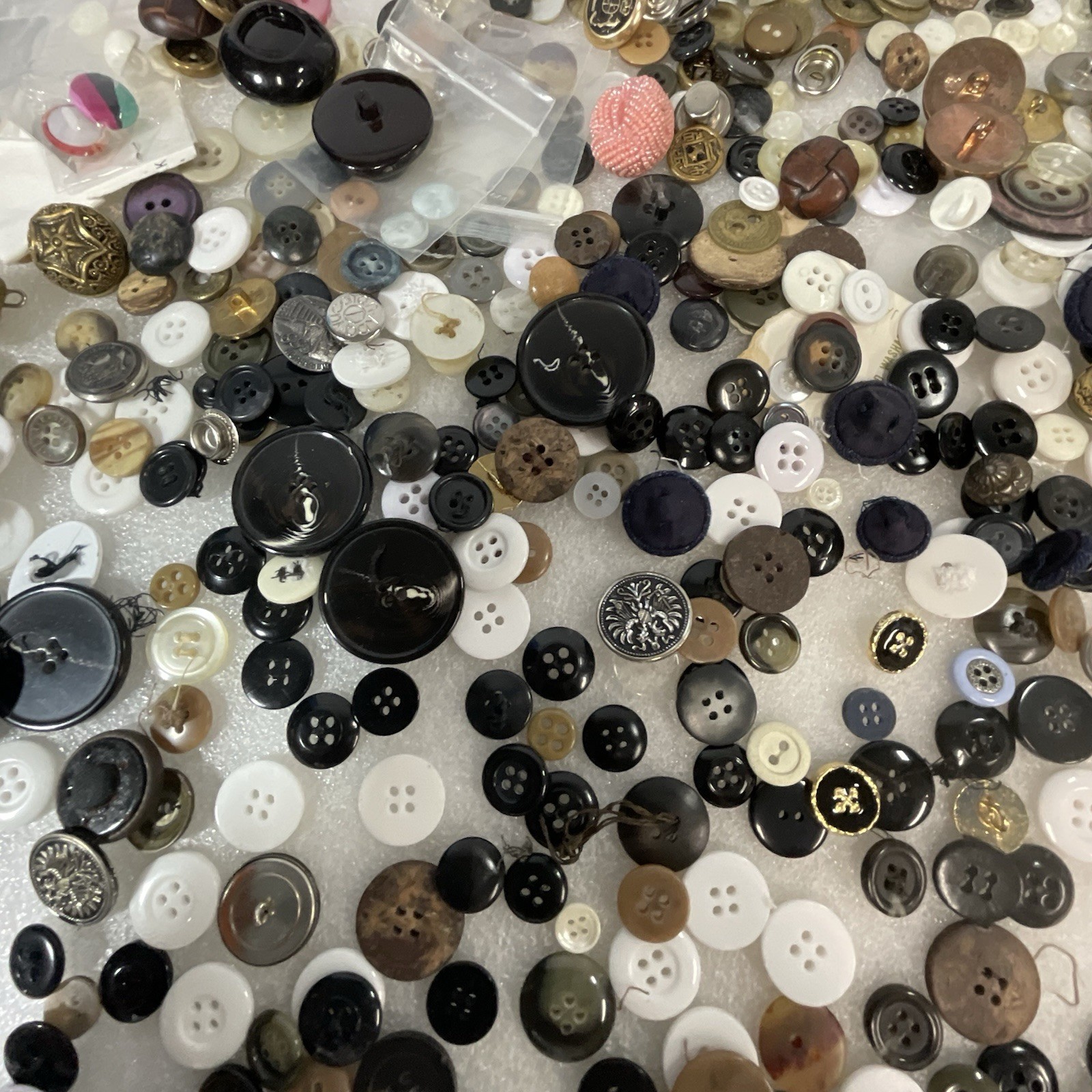 Vintage Button Lot 1 Pound 7 Ounces Mixed Lot - Image 9