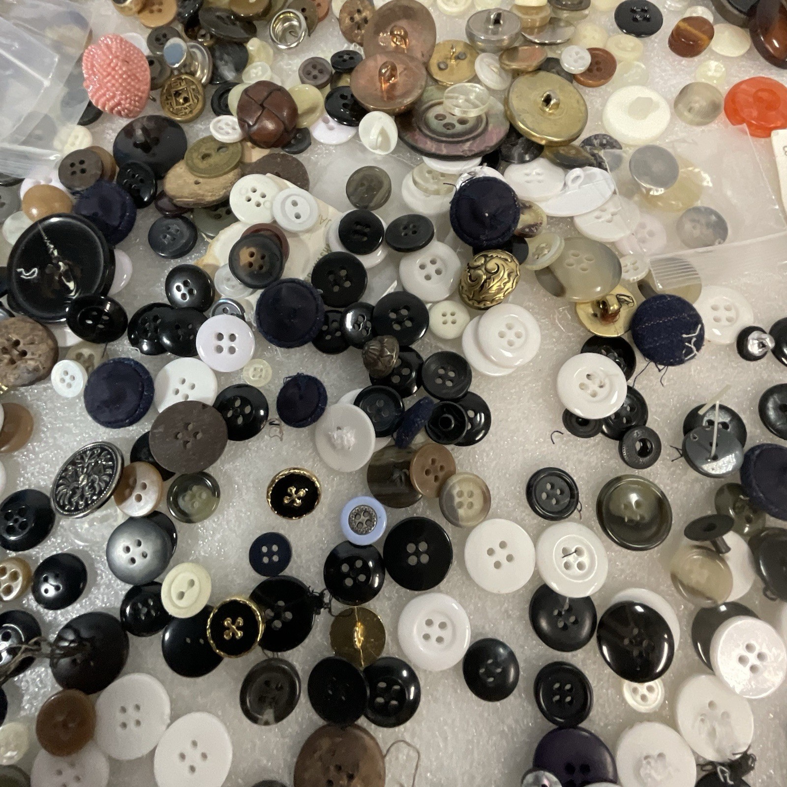 Vintage Button Lot 1 Pound 7 Ounces Mixed Lot - Image 8