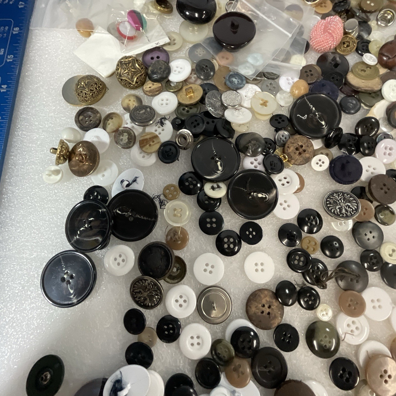 Vintage Button Lot 1 Pound 7 Ounces Mixed Lot - Image 10
