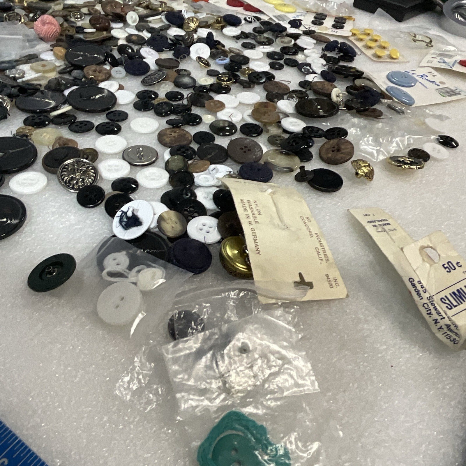 Vintage Button Lot 1 Pound 7 Ounces Mixed Lot - Image 14
