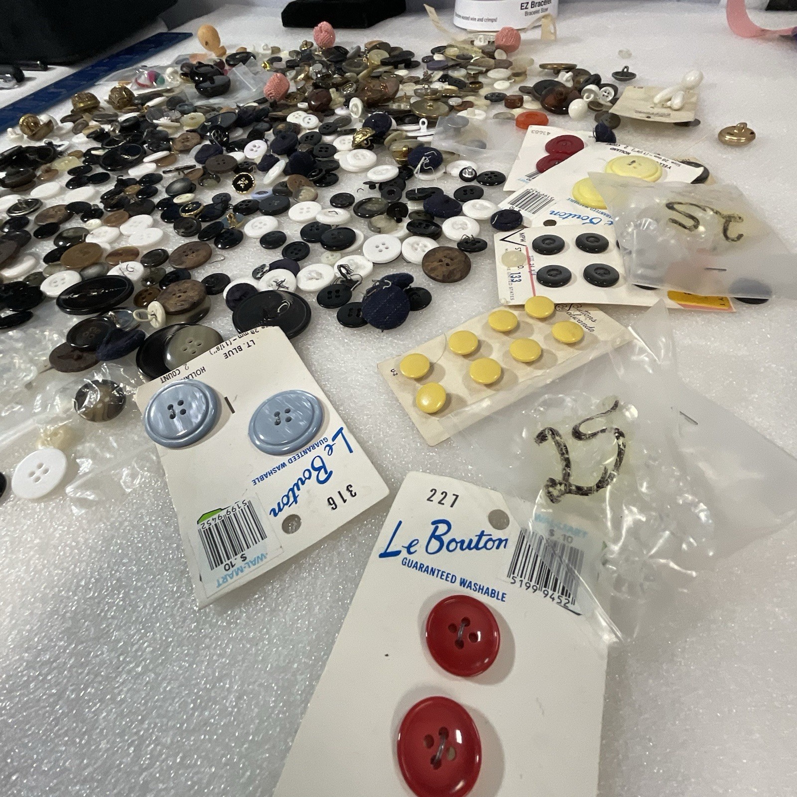 Vintage Button Lot 1 Pound 7 Ounces Mixed Lot - Image 12