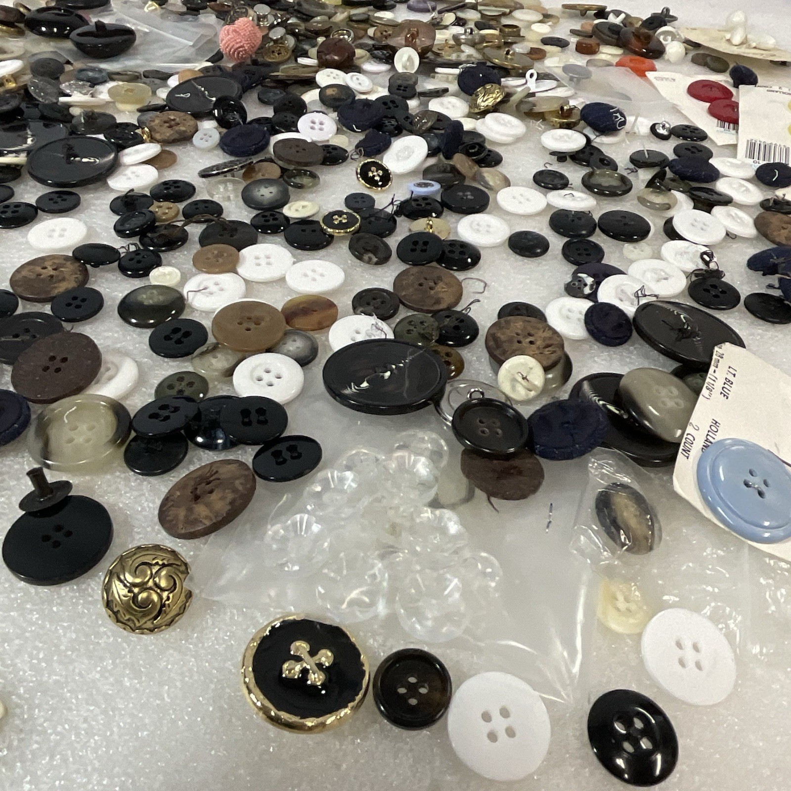 Vintage Button Lot 1 Pound 7 Ounces Mixed Lot - Image 13