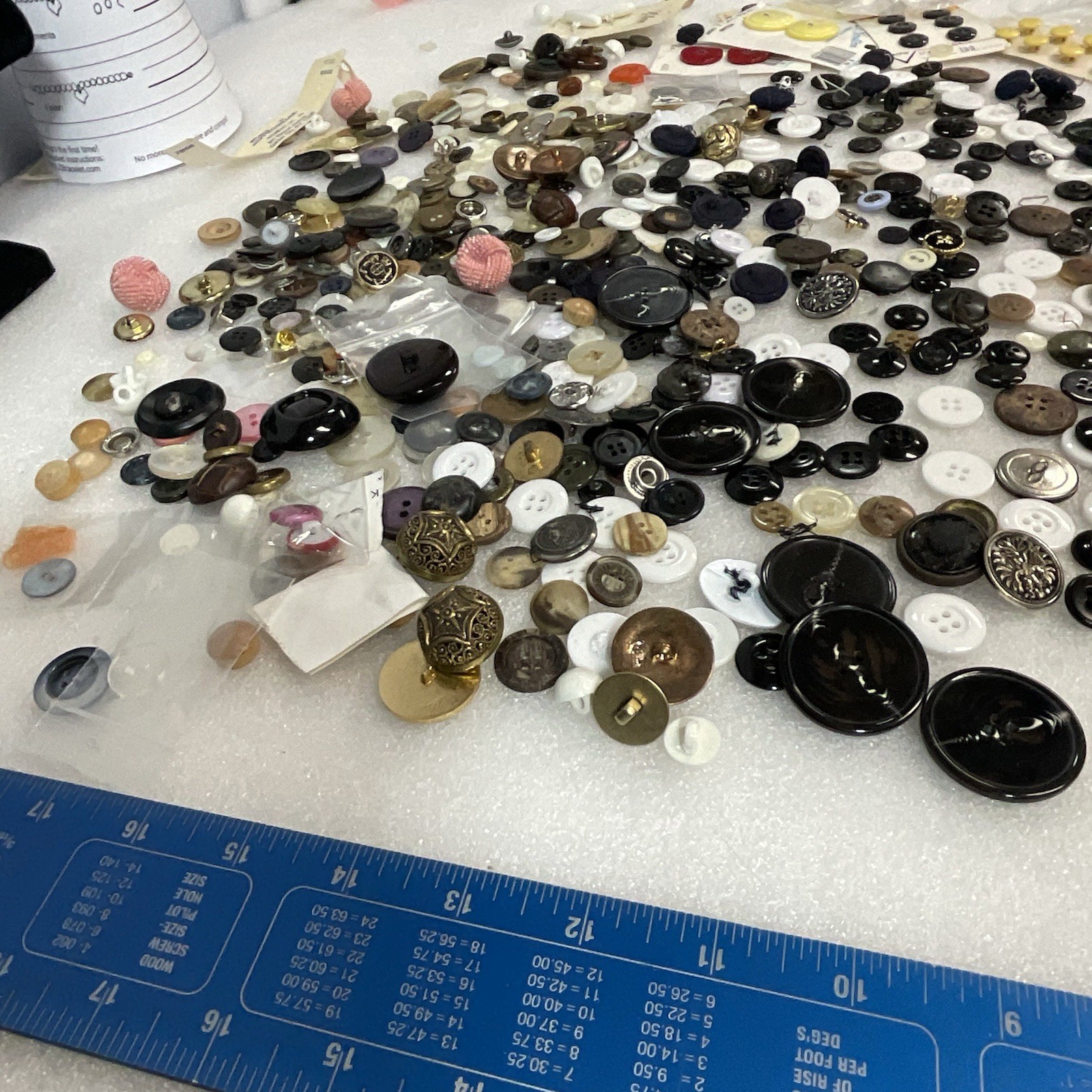 Vintage Button Lot 1 Pound 7 Ounces Mixed Lot - Image 15