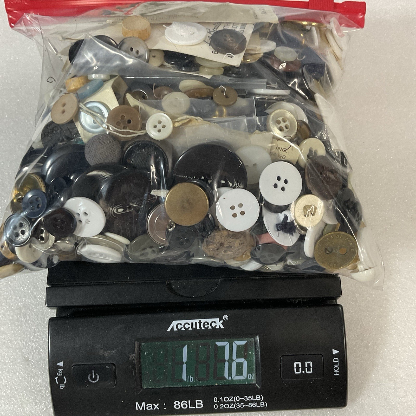 Vintage Button Lot 1 Pound 7 Ounces Mixed Lot - Image 16