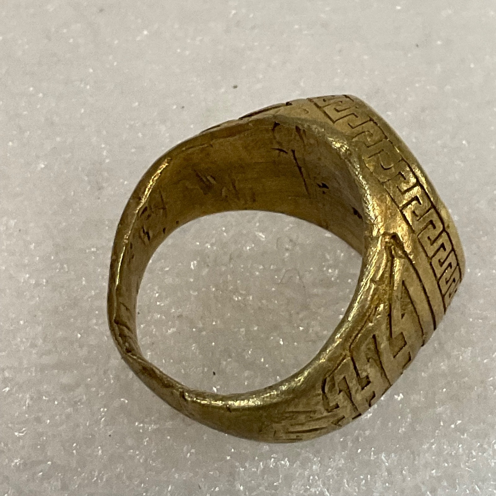 Size 10 Gold Tone Metal Fashion Ring Greek Key Pattern with Clear Accent Stones - Image 5