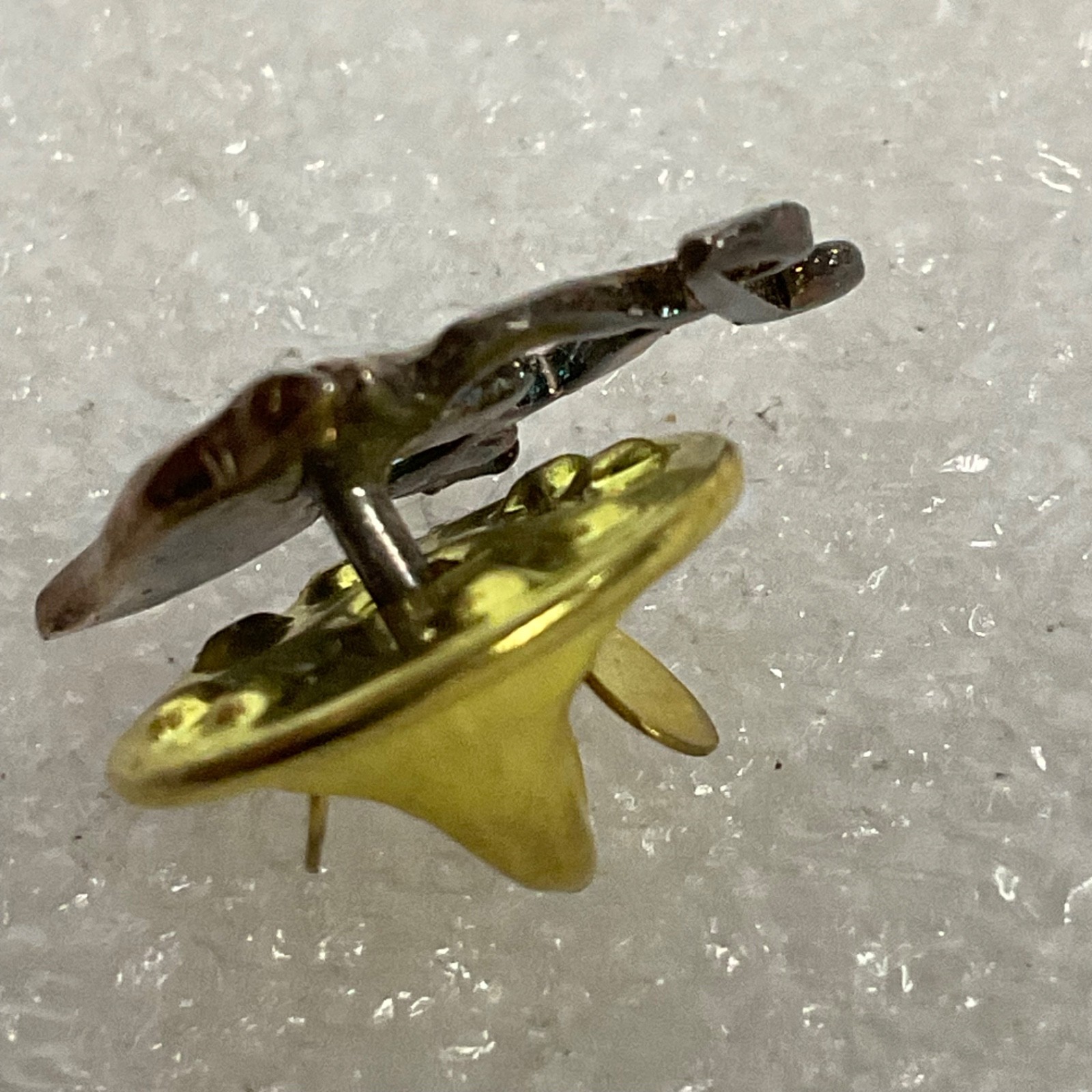 Vintage KY 25 Horse Head Lapel Pin Equestrian Theme Gold Tone Clutch Back - Image 3