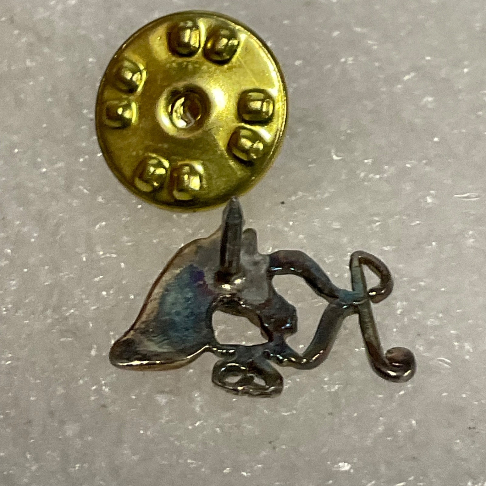 Vintage KY 25 Horse Head Lapel Pin Equestrian Theme Gold Tone Clutch Back - Image 5