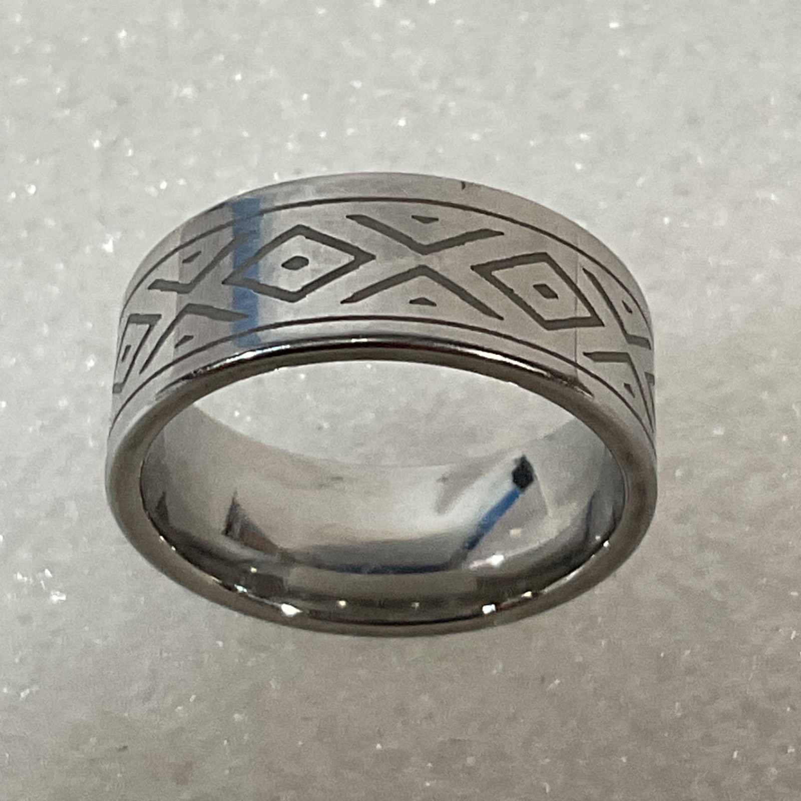 Silver Tone Geometric Band Ring Size 7 Etched Pattern Unisex Fashion Jewelry - Image 1