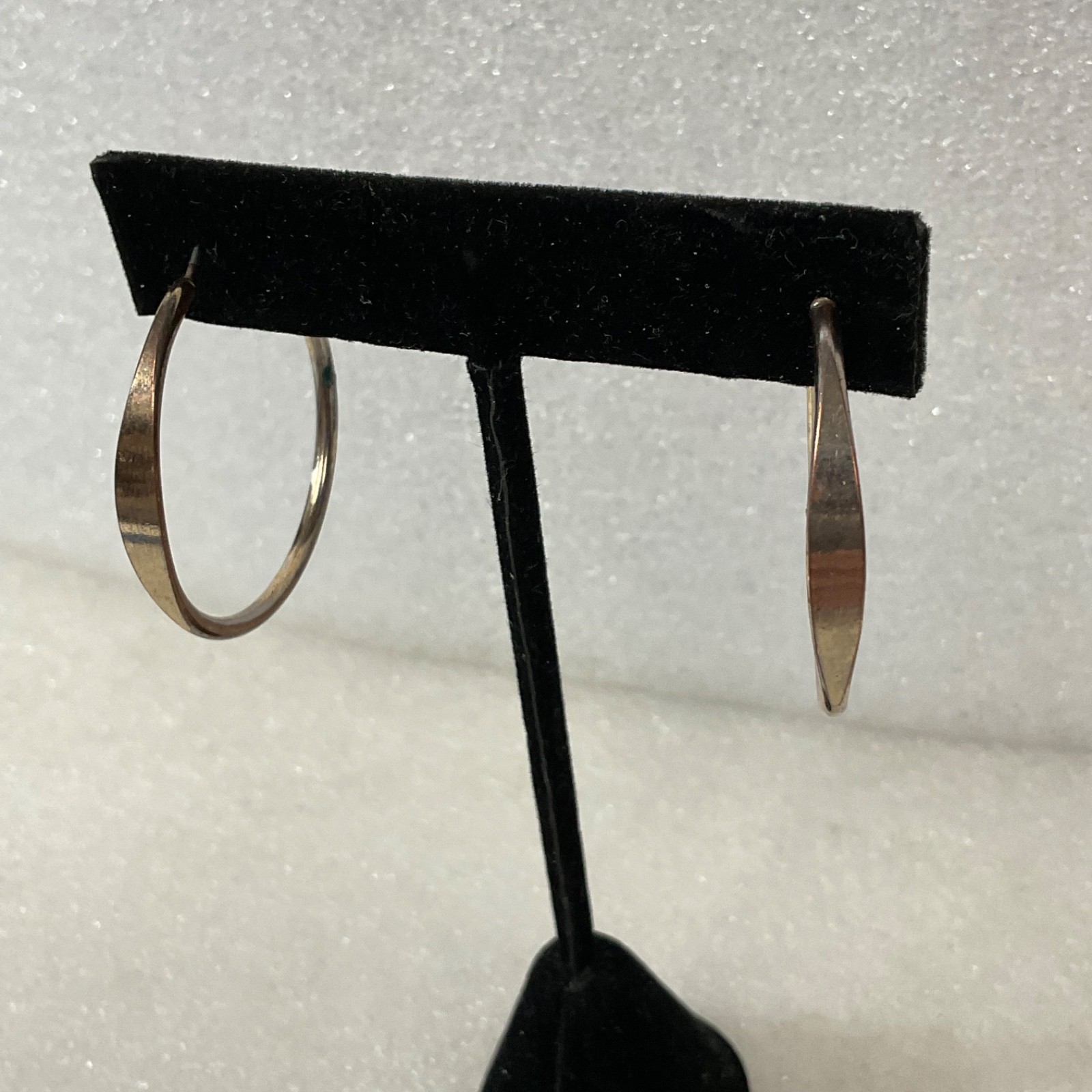 1.25 in Gold Tone Hoop Earrings Latch Back Classic Round Fashion Jewelry - Image 1