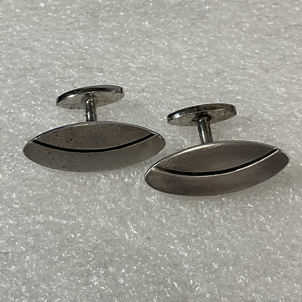 Silver Toned Oval Fashion Designer Cuff Links Unbranded - Image 1