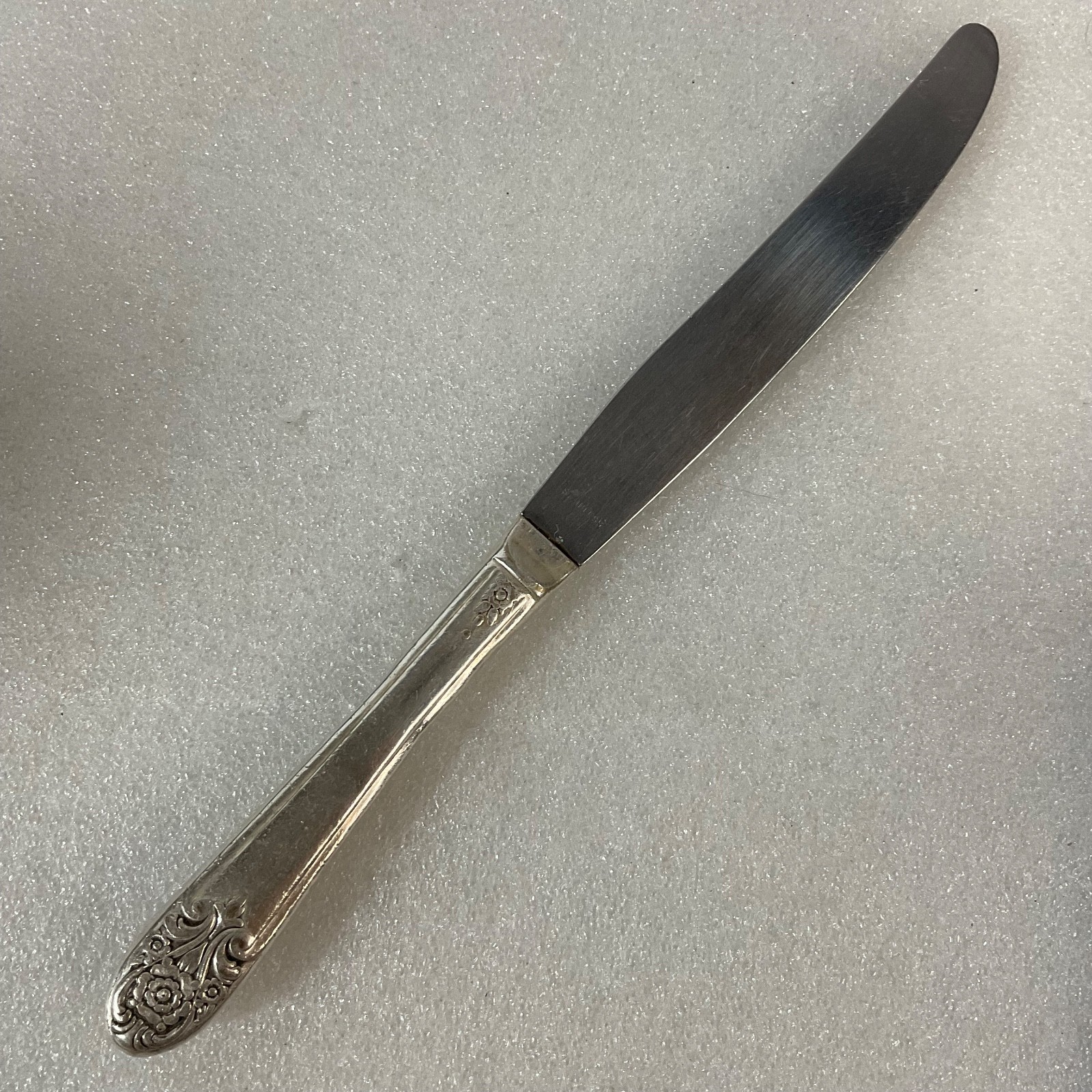 Vintage Silver Plate Dinner Knife 9.25in Floral Scroll Handle Stainless Blade - Image 2