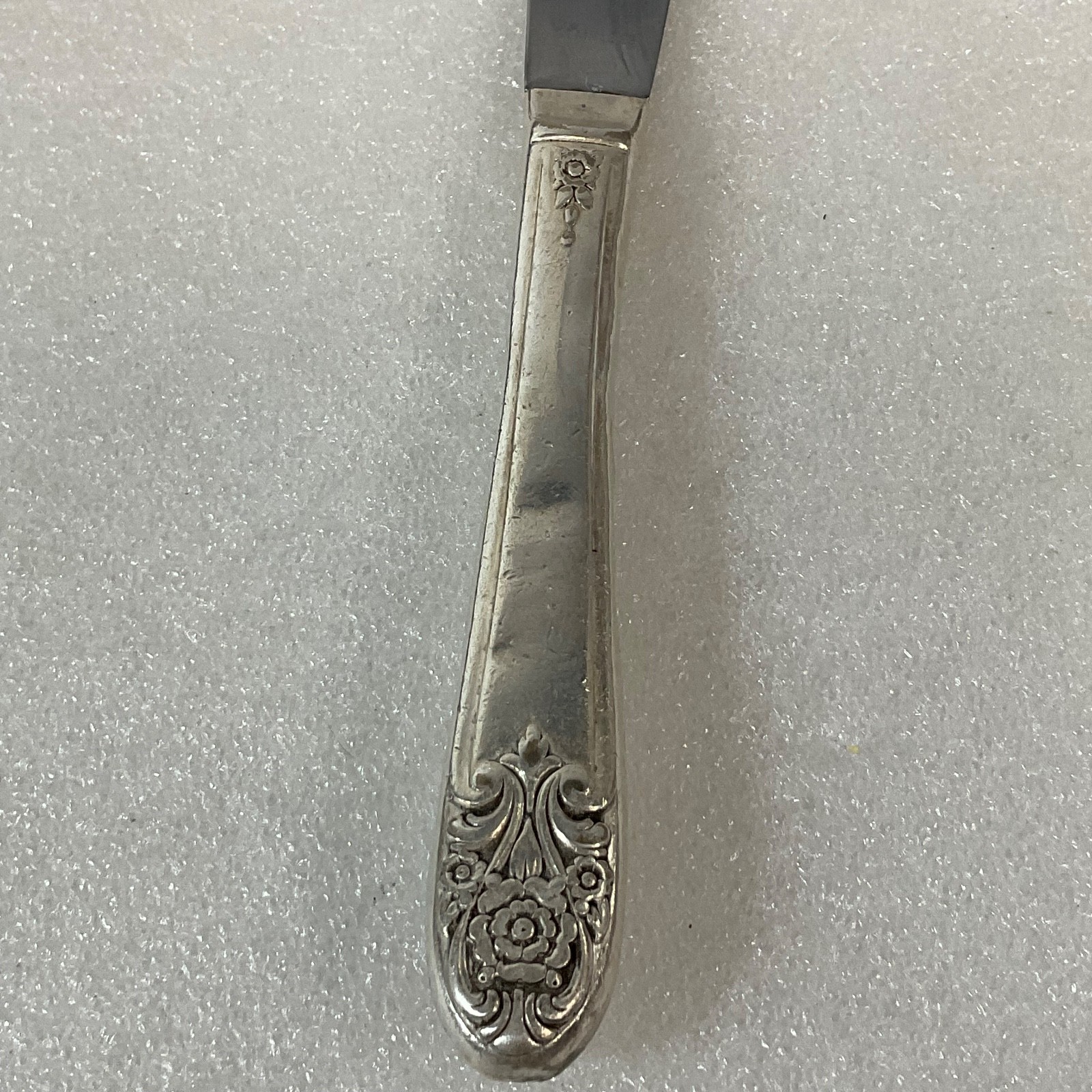 Vintage Silver Plate Dinner Knife 9.25in Floral Scroll Handle Stainless Blade - Image 7