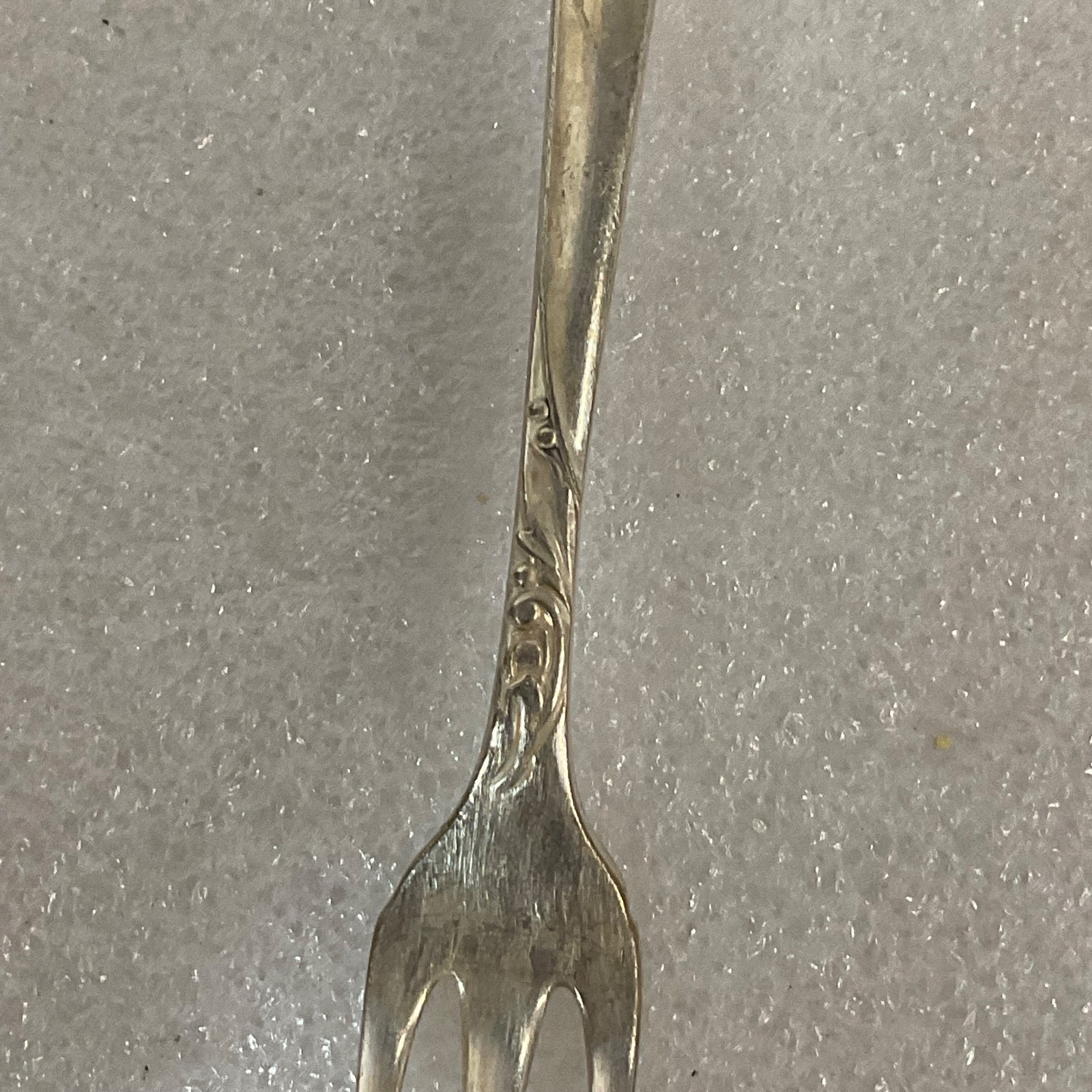 VTG Oneida LTD Silversmiths 6.25in 3 Prong Fork Floral Rose Pattern Silverplate - Image 5