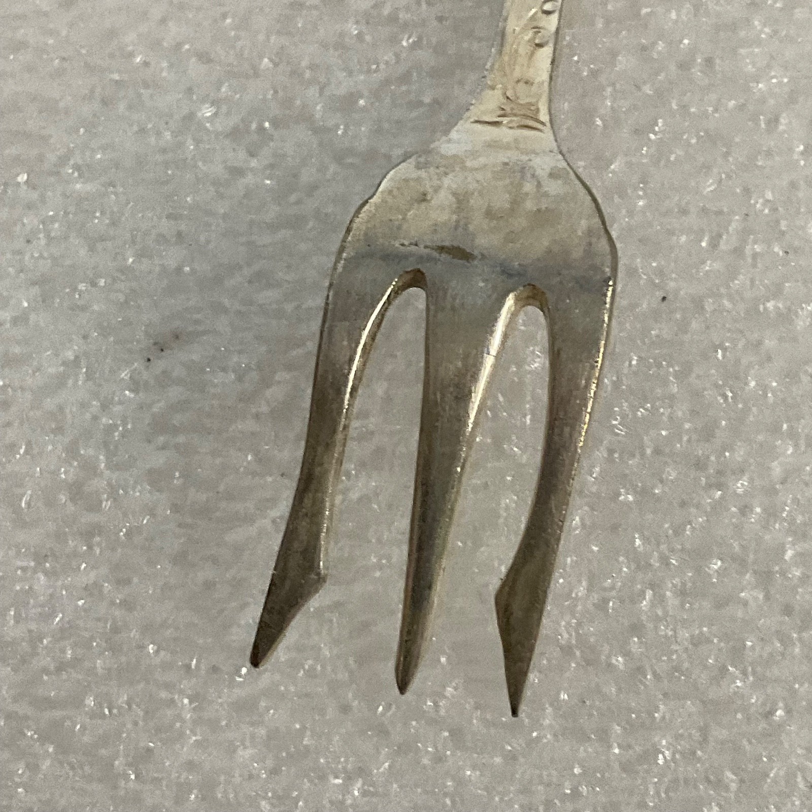 VTG Oneida LTD Silversmiths 6.25in 3 Prong Fork Floral Rose Pattern Silverplate - Image 7