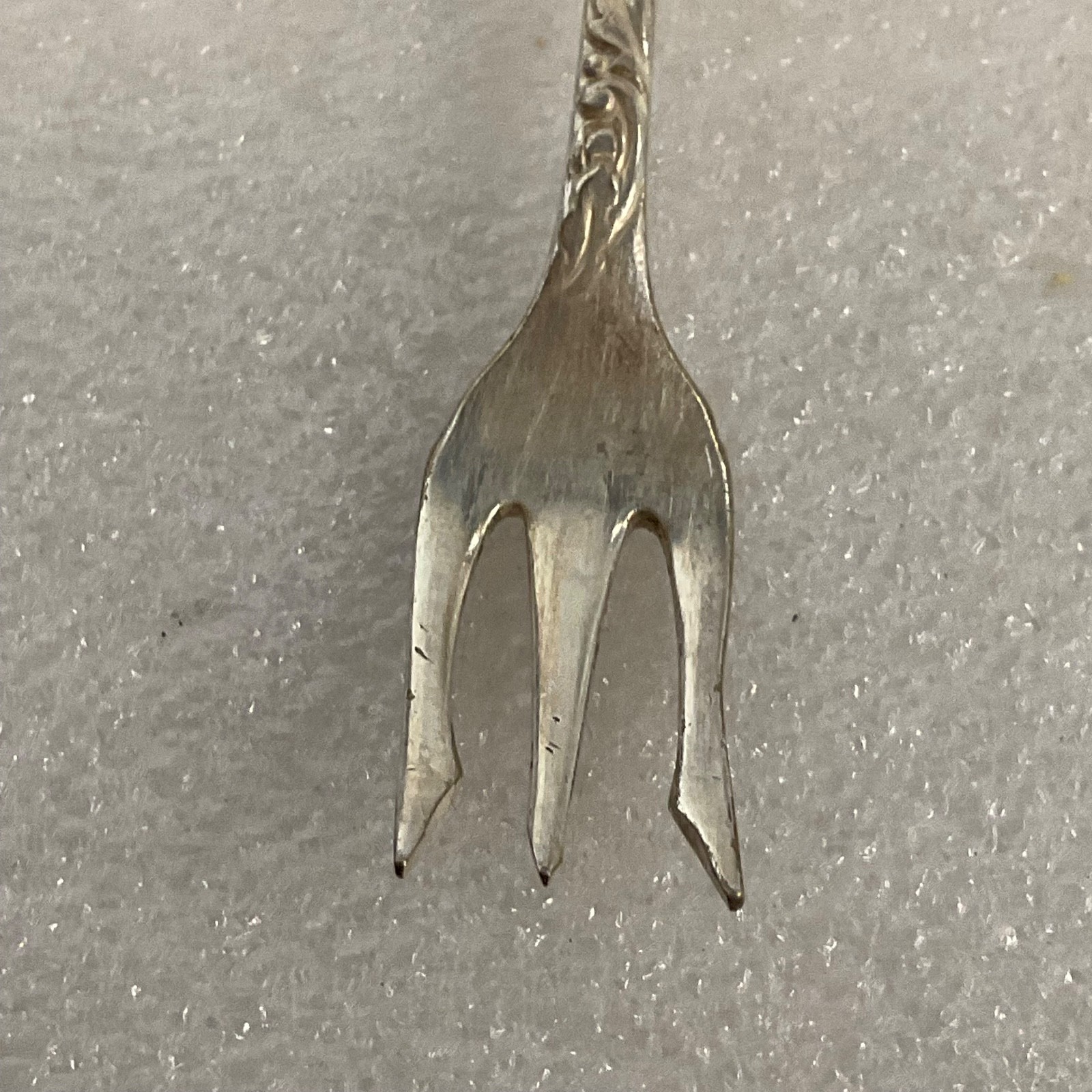 VTG Oneida LTD Silversmiths 6.25in 3 Prong Fork Floral Rose Pattern Silverplate - Image 6