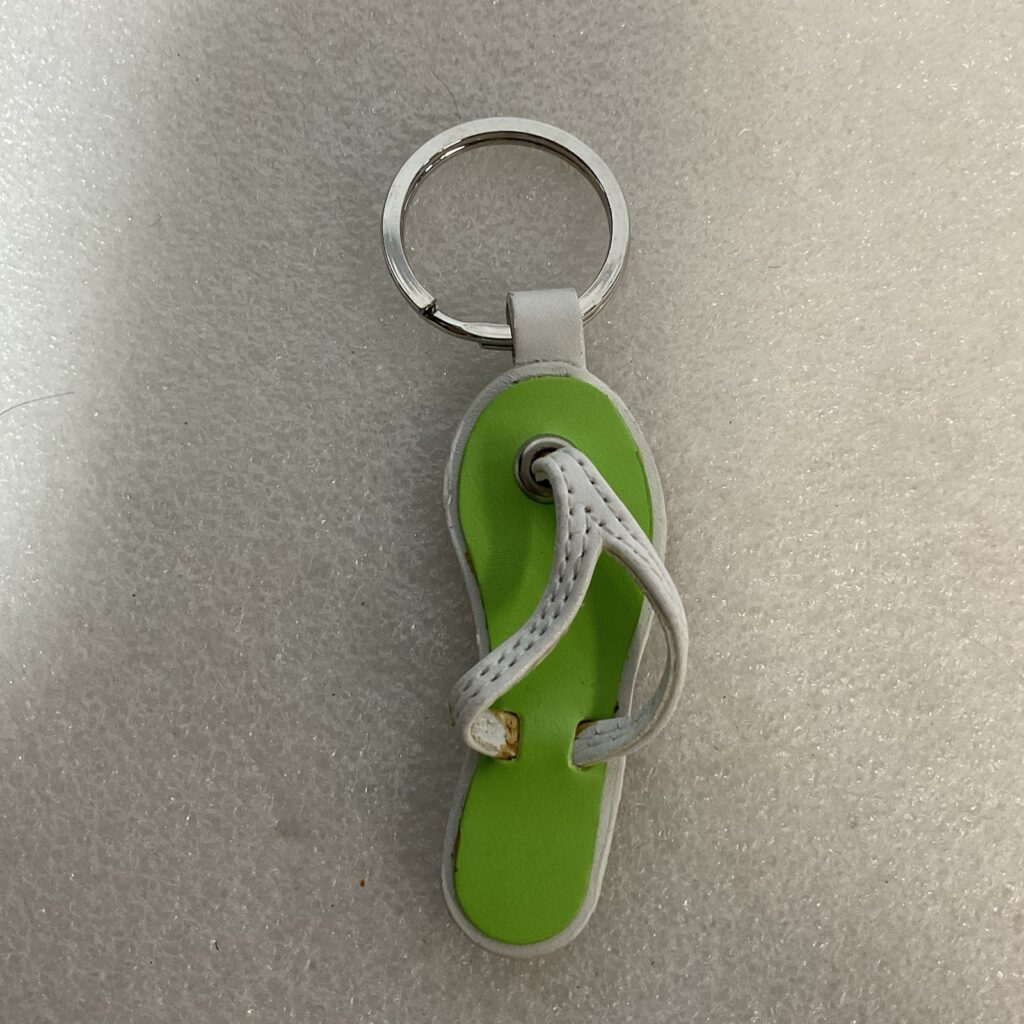 Green & White Flip Flop Sandal Keychain Novelty Beach Souvenir - Image 1