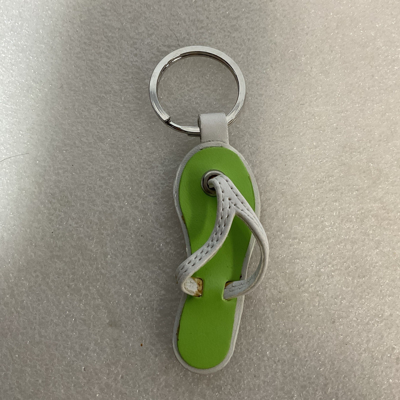 Green & White Flip Flop Sandal Keychain Novelty Beach Souvenir - Image 1